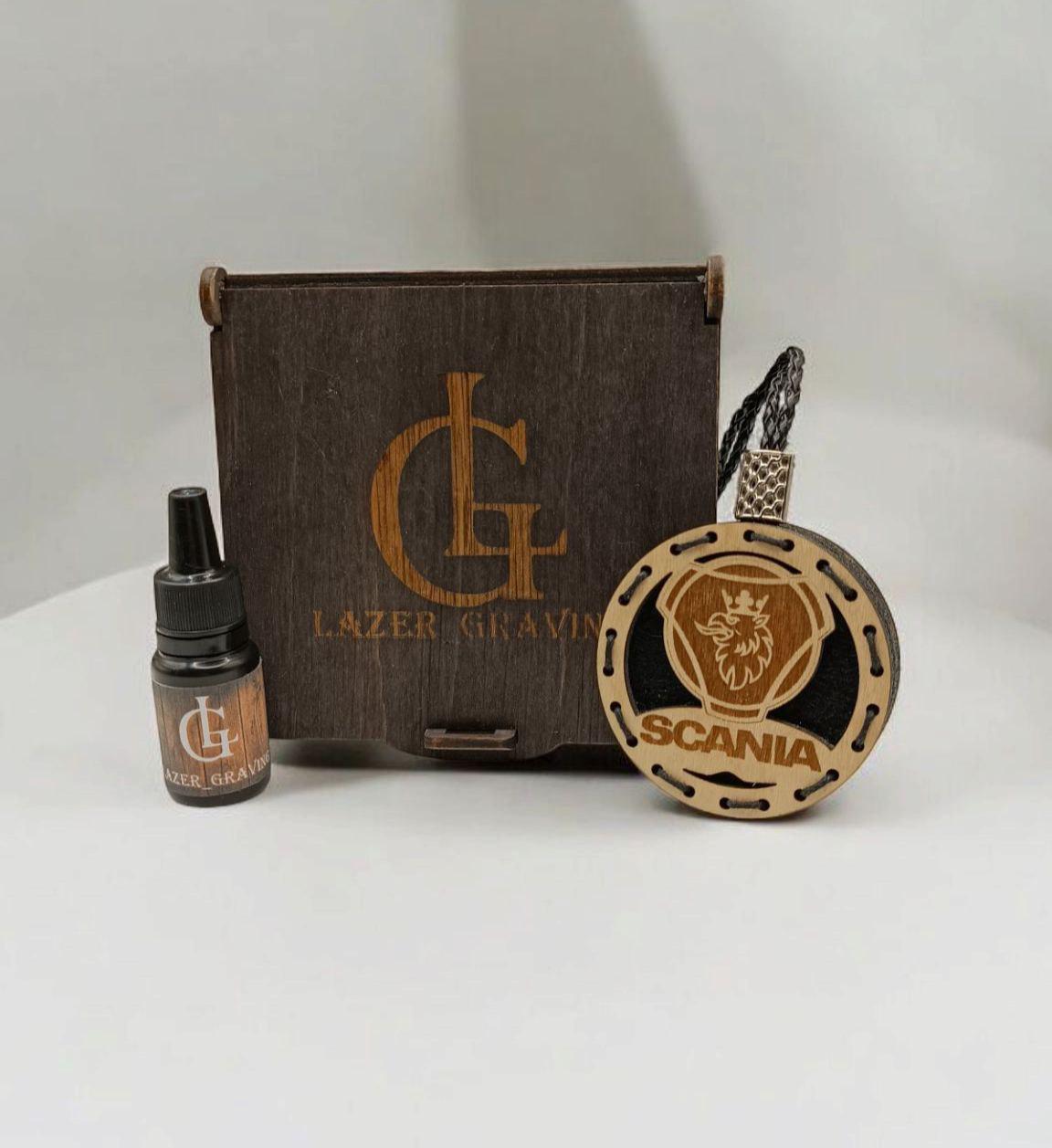 Ароматизатор для авто Scania многоразовый из дерева/войлока и аромапарфюм 10 мл в подарочной коробке (125) Ароматизатор для авто Scania многоразовый из дерева/войлока и аромапарфюм 10 мл в подарочной коробке (125)