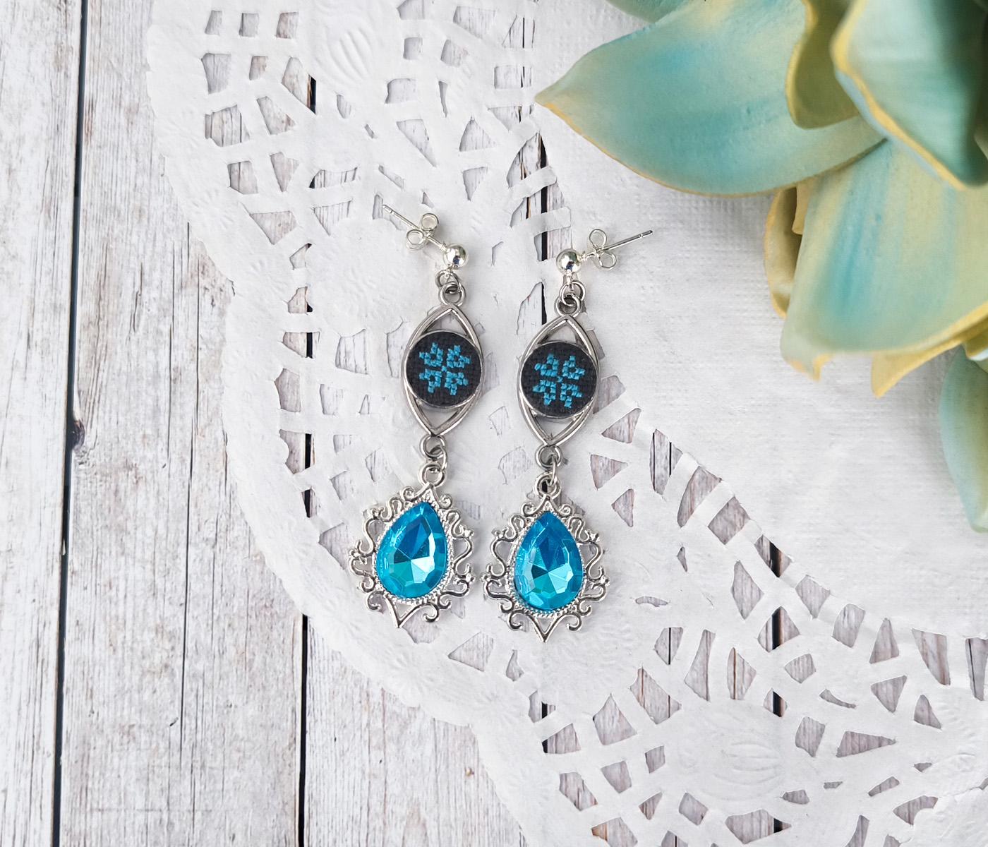 Сережки з вишивкою Елегантність блакитний (31549093)