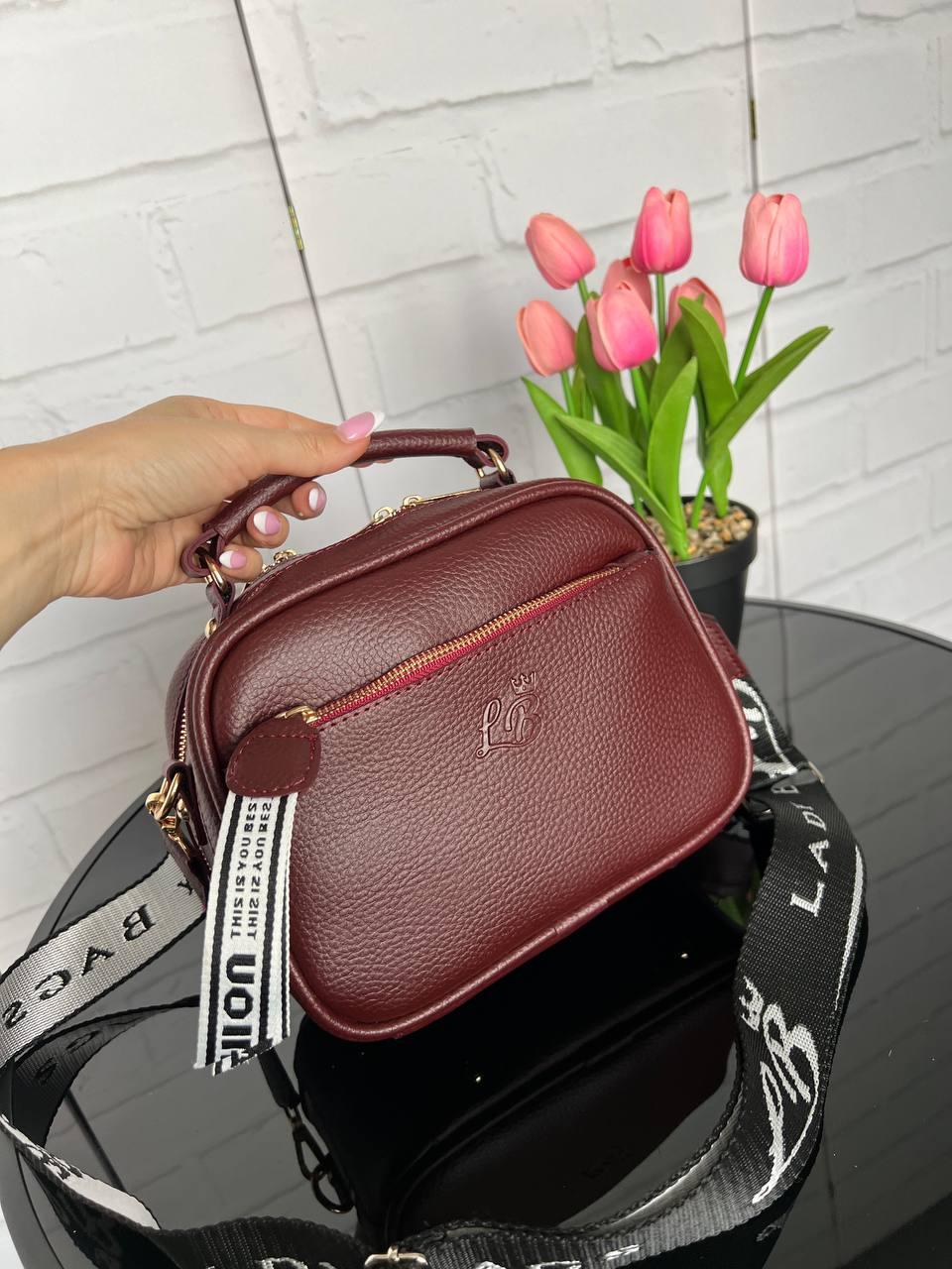 Сумка женская кросс-боди маленькая из экокожи через плечо на широком ремне Бордовый - фото 2