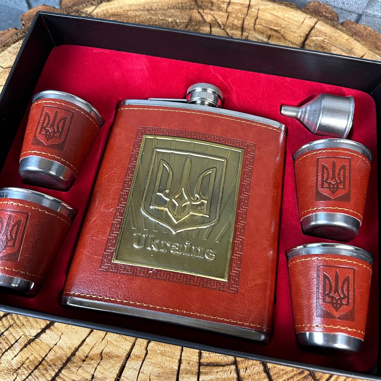 Набір фляга для алкоголю та 4 чарки з гербом у подарунковій коробці (61010) - фото 9 Набір фляга для алкоголю та 4 чарки з гербом у подарунковій коробці (61010) - фото 9