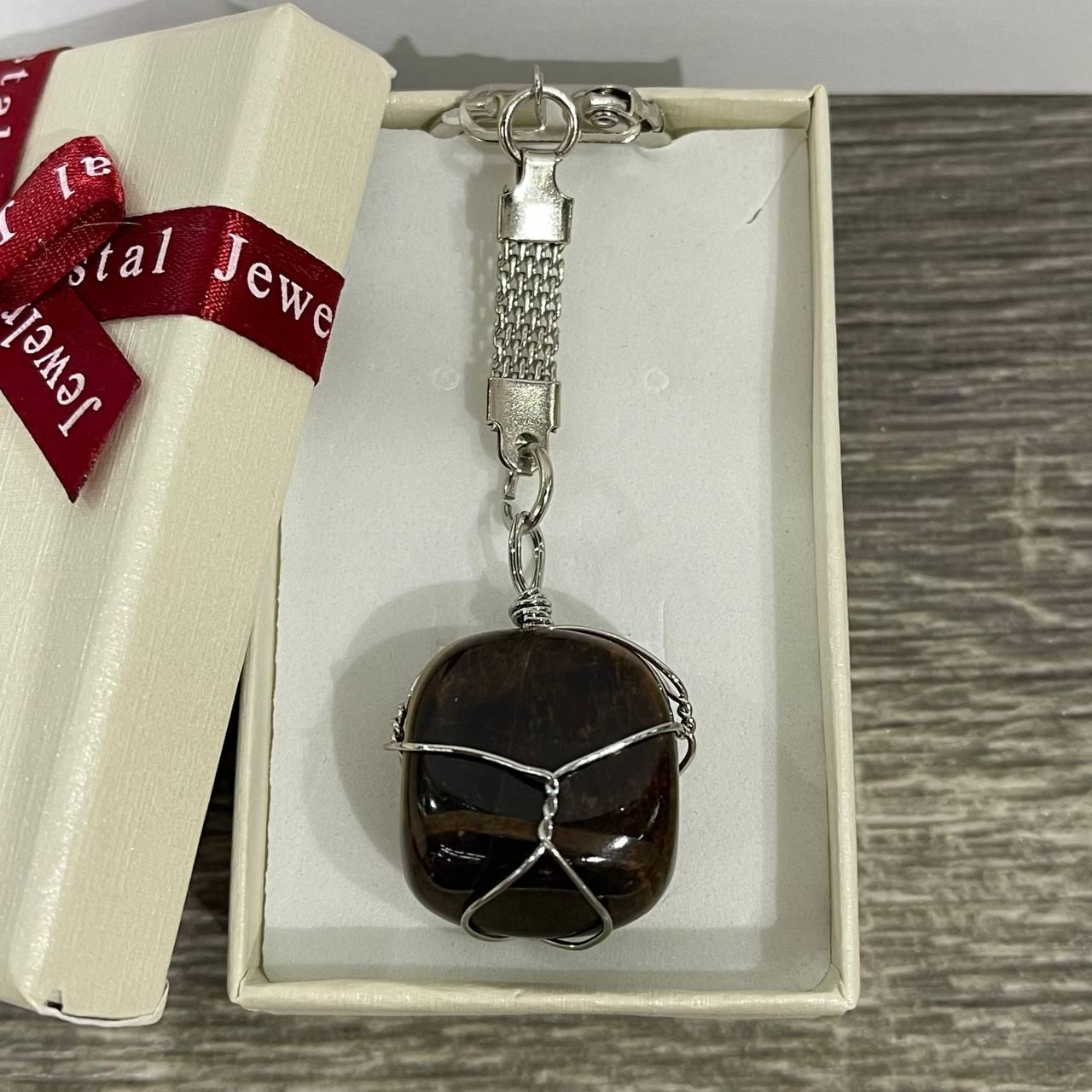 Кулон с натуральным камнем тигровый глаз коричневый природной формы в оплетке на брелке для ключей 15х25х35 мм (2030190573)