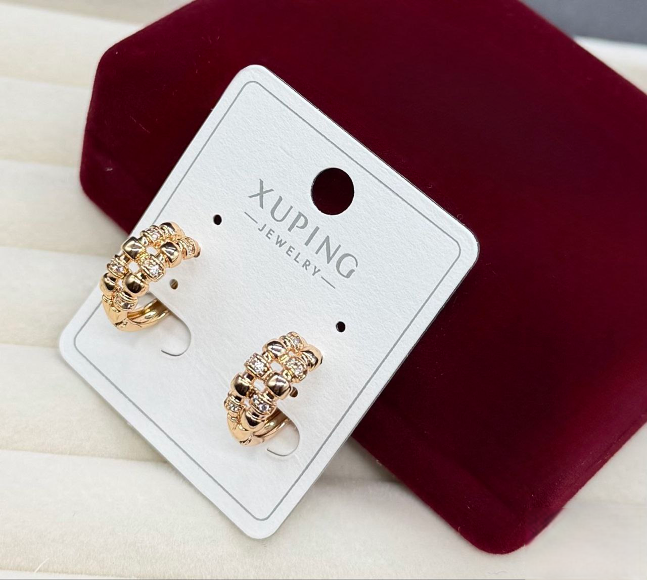 Серьги кольца Xuping гипоаллергенное медицинское золото с рельефным дизайном и камешками стильное украшение для ежедневного образа (2906335962)