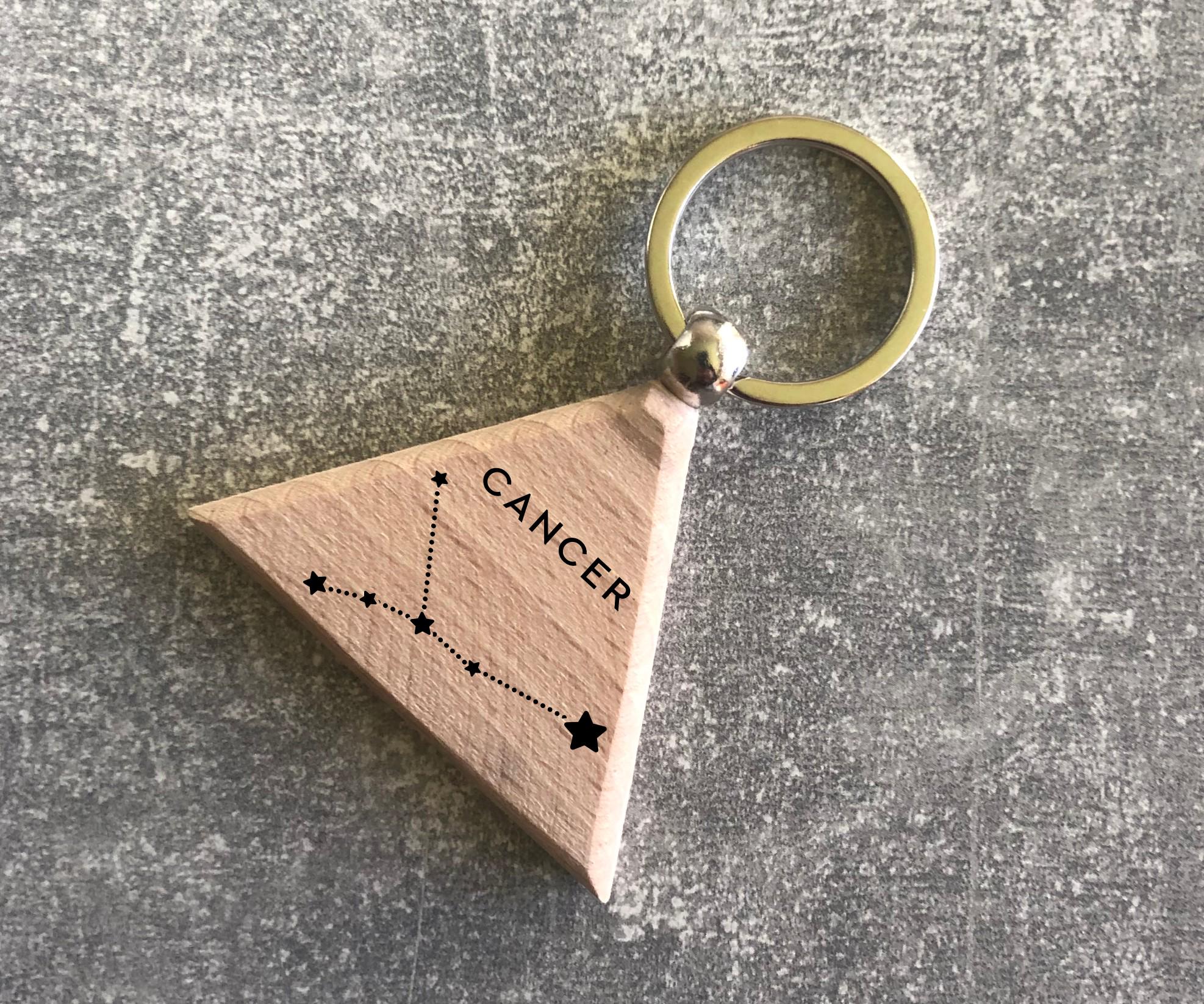 Брелок деревянный треугольный с созвездием зодиака "Рак" (15010304004)