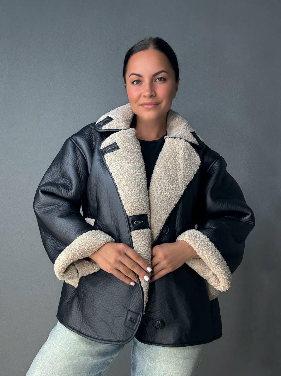 Дубленка женская Aftf Basic 242 с бежевым мехом на пуговицах S Черный (5019) Дубленка женская Aftf Basic 242 с бежевым мехом на пуговицах S Черный (5019)