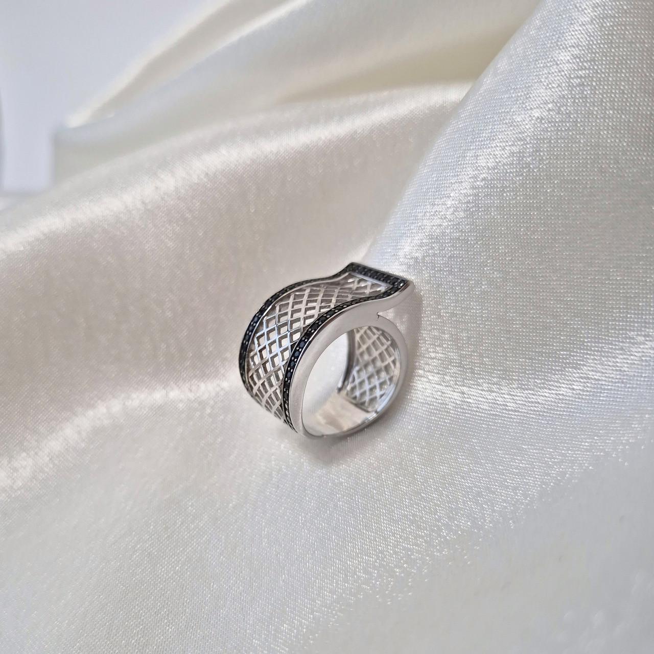 Каблучка широка сітка з чорними каменями срібло 925 проби родоване 7,31 г р. 17,5 (1418рк)