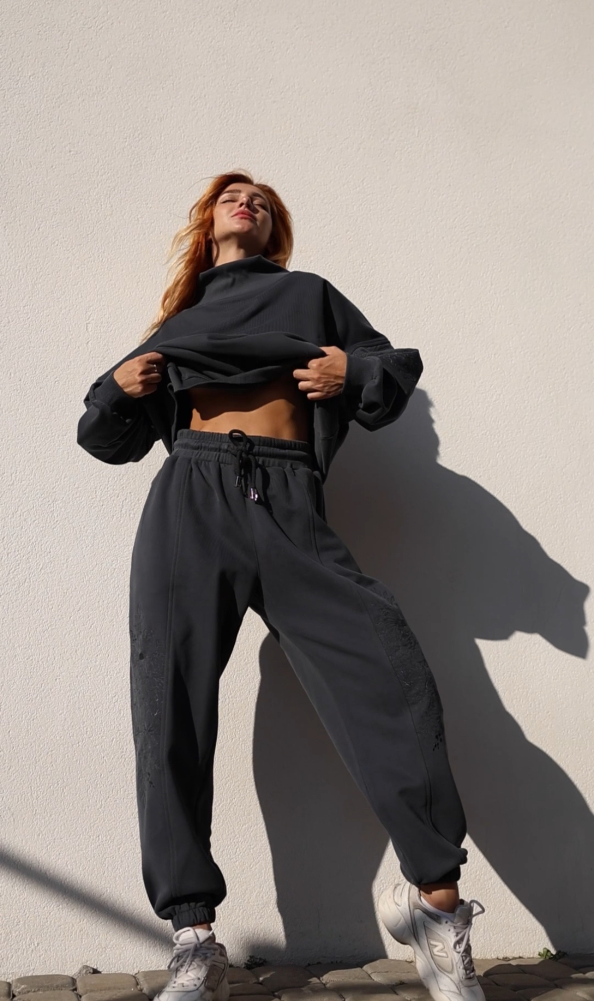 Костюм жіночий демісезонний оверсайз Lookeriya з вишивкою Композиція зі світшотом і джогерами універсальний розмір Графіт (31181904)