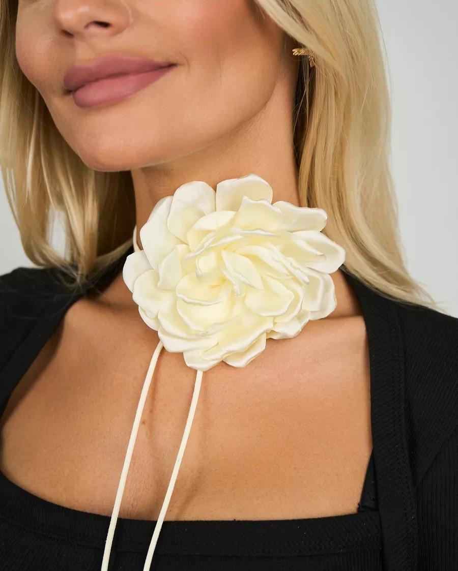 Чокер на шею Пион из атласа на замшевом шнурке Молочный