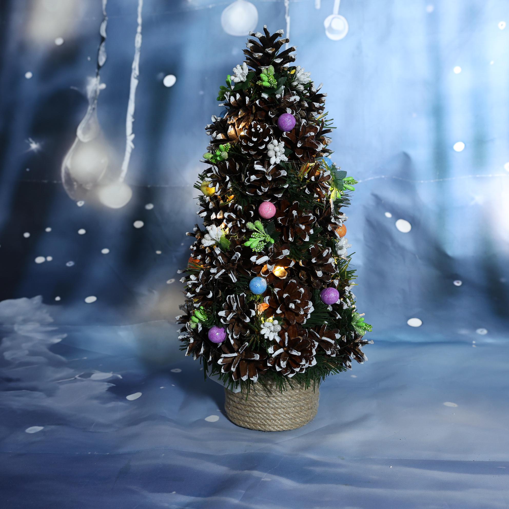 Елка декоративная ДАЙС из шишек и декора на подставке с подсветкой 35 см (Е3512Л) - фото 3 Елка декоративная ДАЙС из шишек и декора на подставке с подсветкой 35 см (Е3512Л) - фото 3