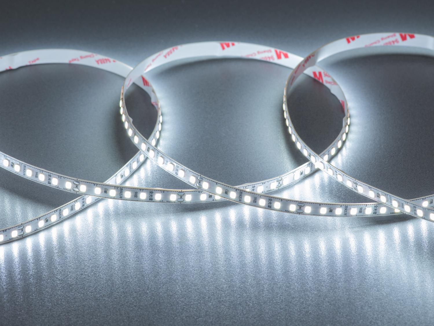 Светодиодная лента 24 В 140 диодов на метр 8 мм Холодный Белый (P24-2835-140-CW-20-8) Светодиодная лента 24 В 140 диодов на метр 8 мм Холодный Белый (P24-2835-140-CW-20-8)