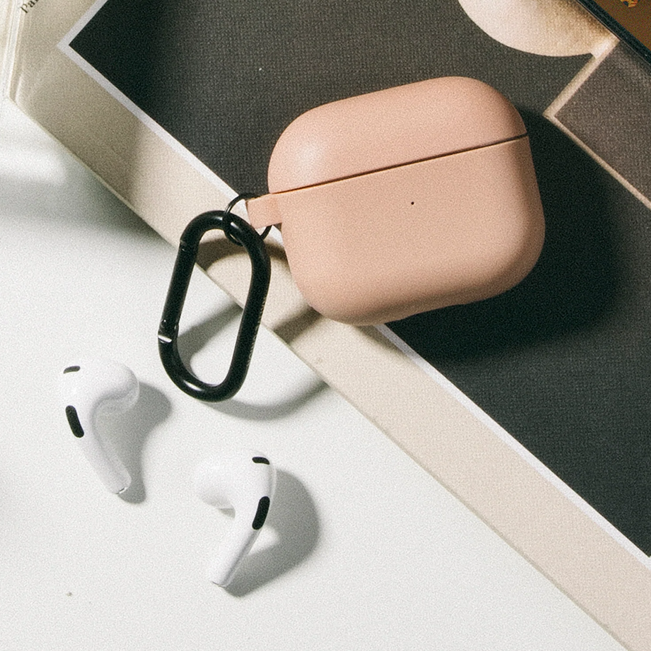 Силіконовий чохол для навушників Native Union Roam Case for Airpods 3rd Gen, Peach (APCSE-ROAM-PCH) - фото 5