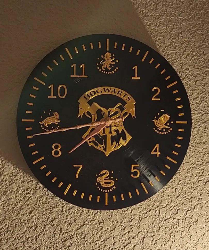 Настенные часы в стиле Гарри Поттер с логотипом Хогвартса 25x25x2 см (2850895257)