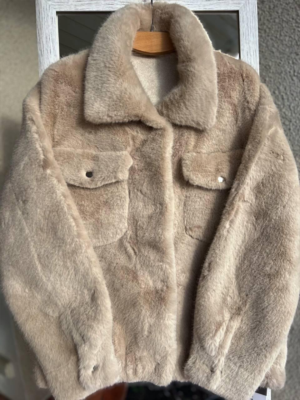 Шуба жіноча A-N 6627 коротка штучне хутро накладені кишені кнопки на резинці OS Бежевий (2736) - фото 6 Шуба жіноча A-N 6627 коротка штучне хутро накладені кишені кнопки на резинці OS Бежевий (2736) - фото 6