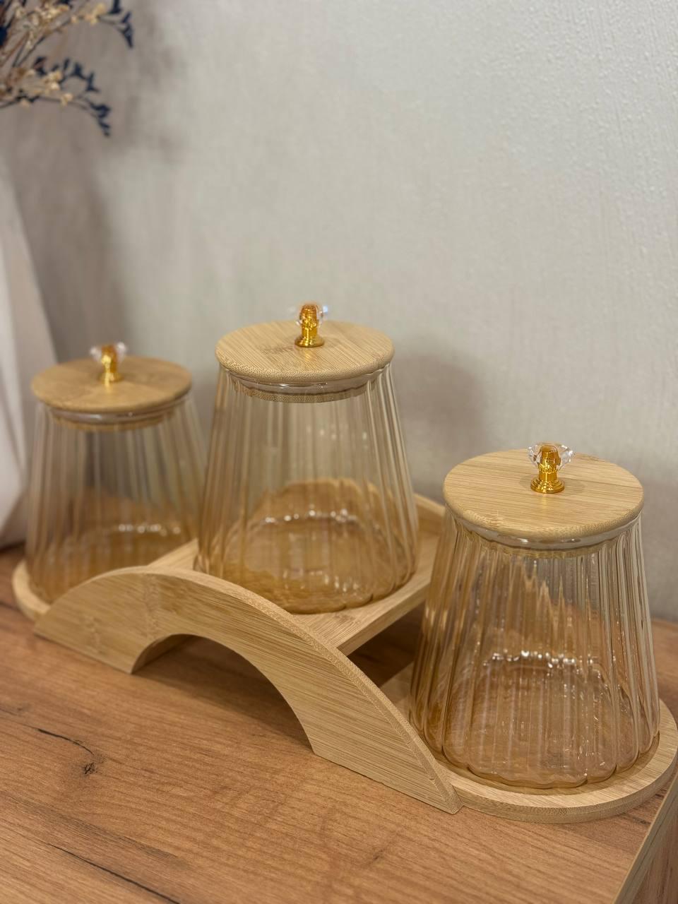 Набор банок для сыпучих продуктов YIWU на бамбуковой подставке 760 мл 3 шт. Золотистый (HP-19-8) Набор банок для сыпучих продуктов YIWU на бамбуковой подставке 760 мл 3 шт. Золотистый (HP-19-8)