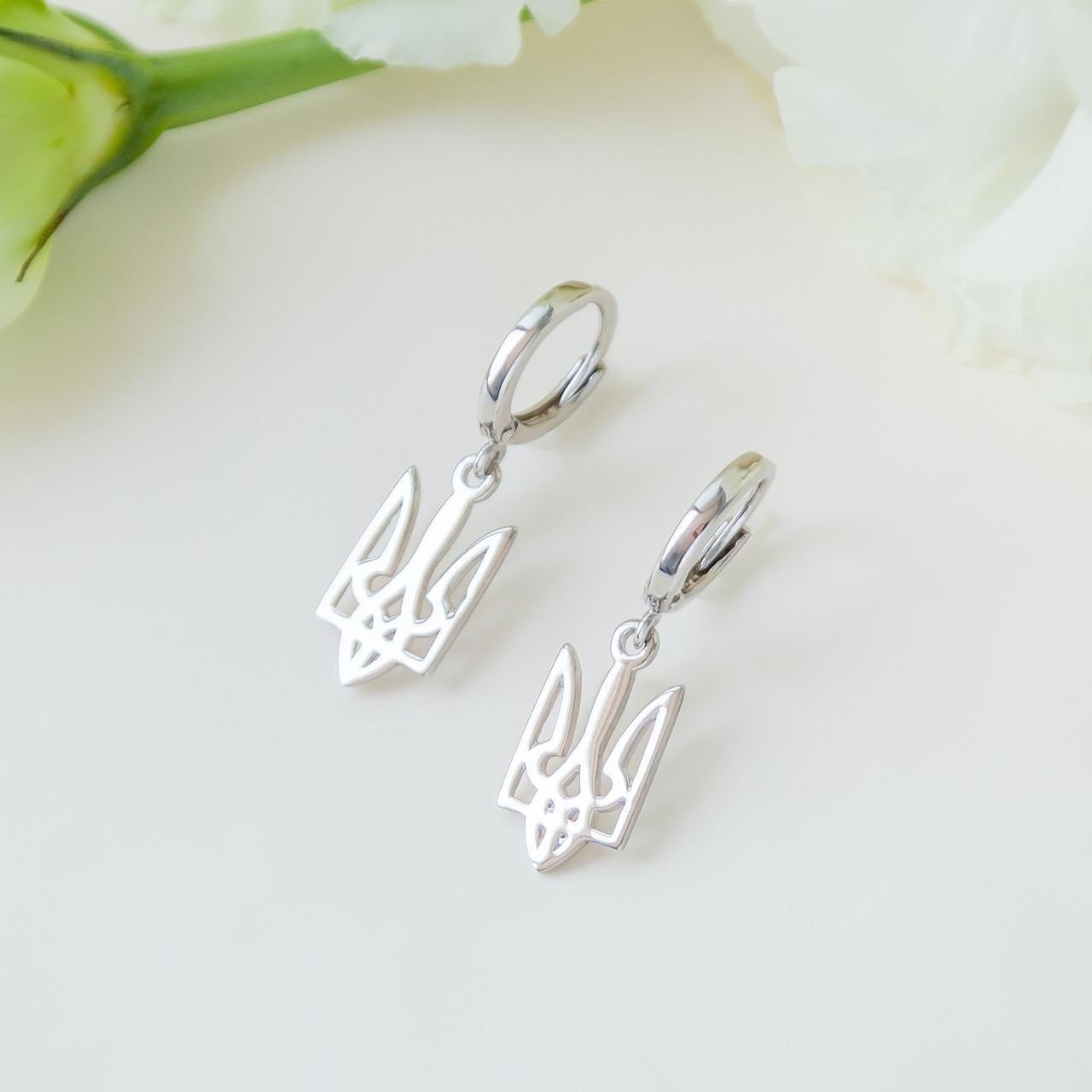 Серьги серебряные в форме подвесок-тризубцев без дополнительных вставок