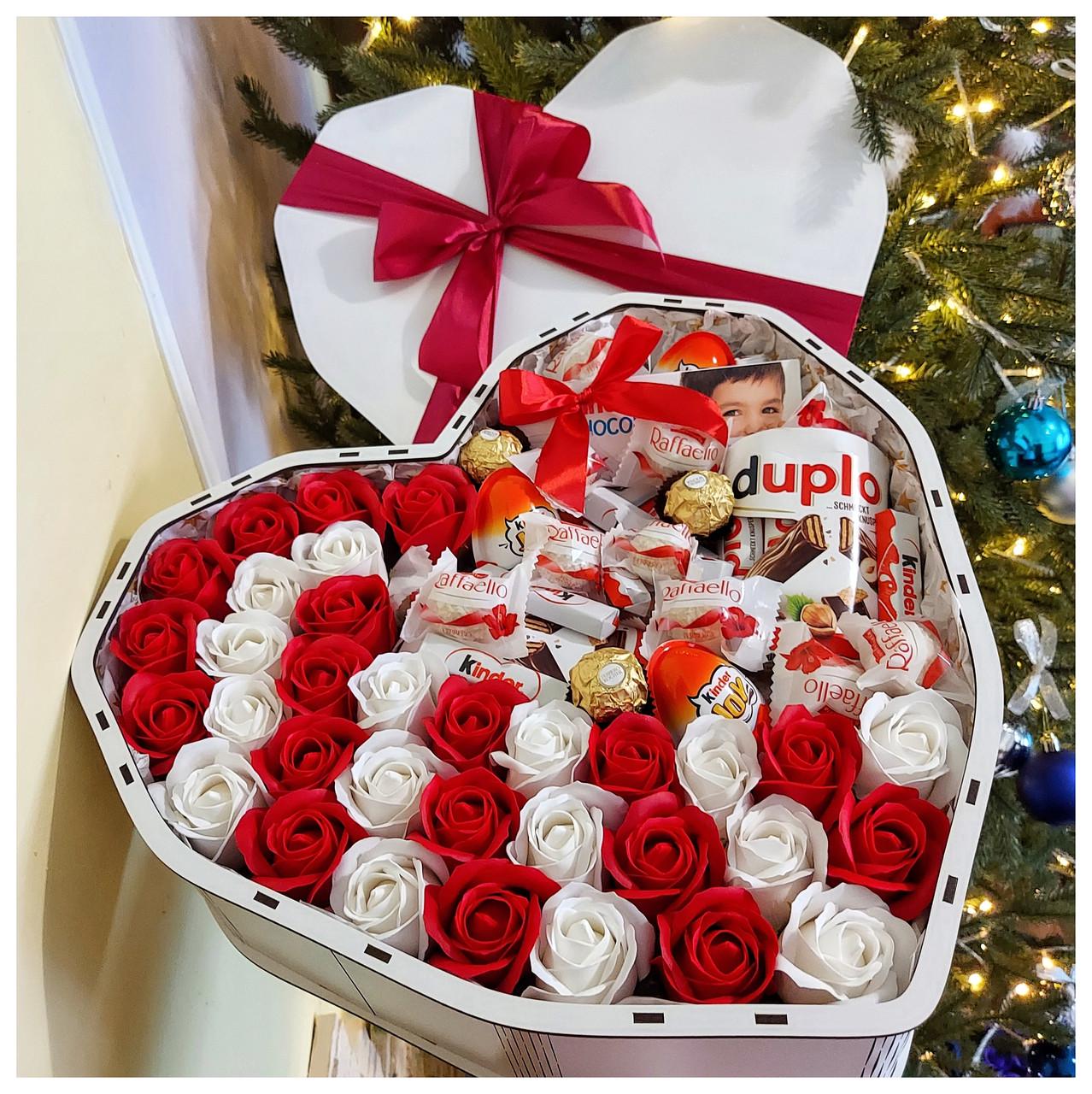 Подарунковий бокс Серце з солодощами та квітами коханій на день народження (1761348834)