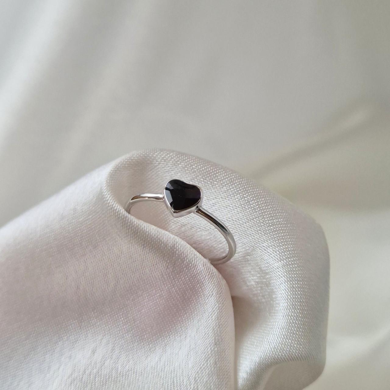 Каблучка серце з чорною емаллю срібло 925 проби родоване 1,07 г р. 16,5 (вс695ер) - фото 6 Каблучка серце з чорною емаллю срібло 925 проби родоване 1,07 г р. 16,5 (вс695ер) - фото 6