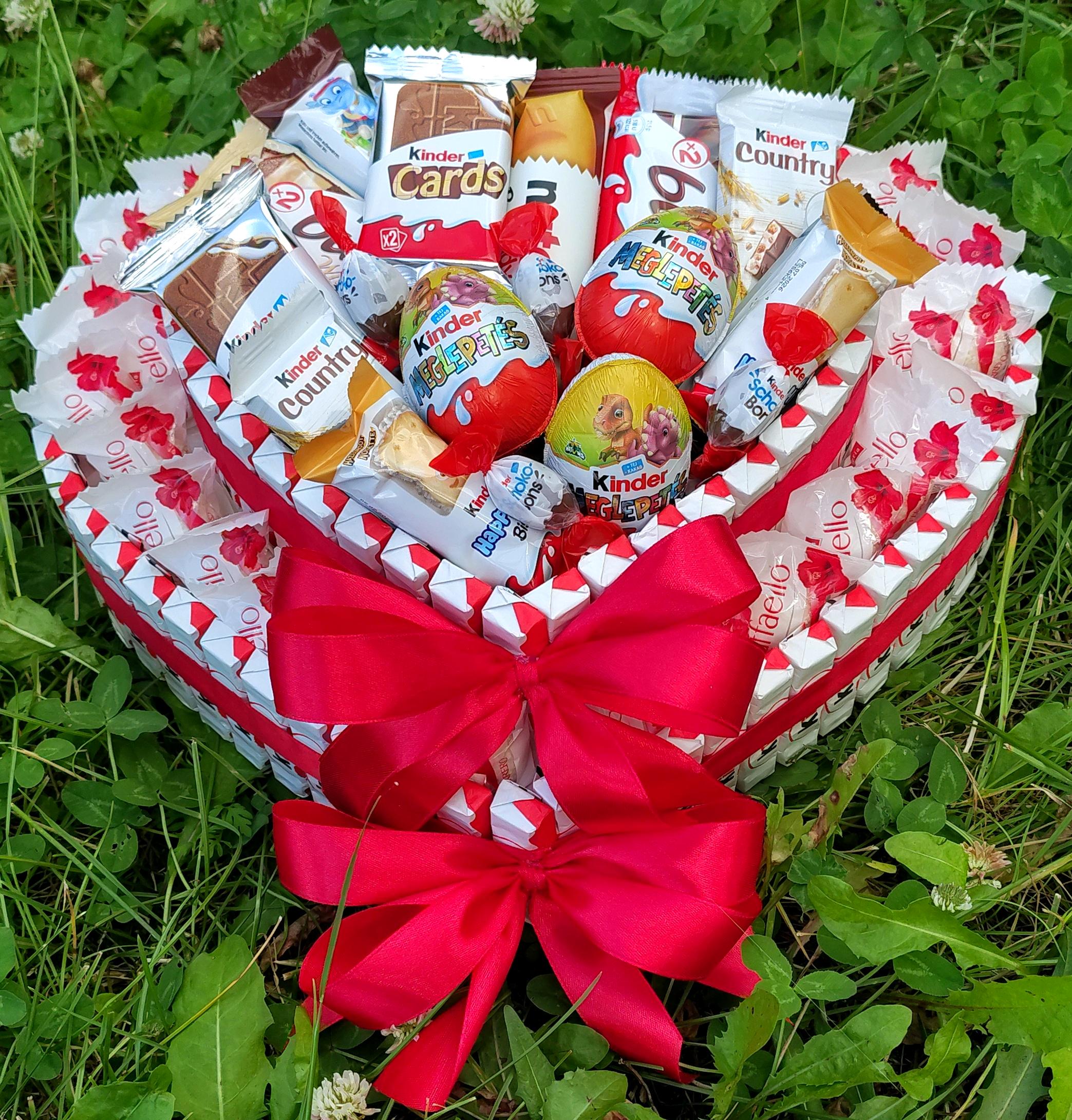 Подарочный набор из конфет Kinder и Raffaello (t017)