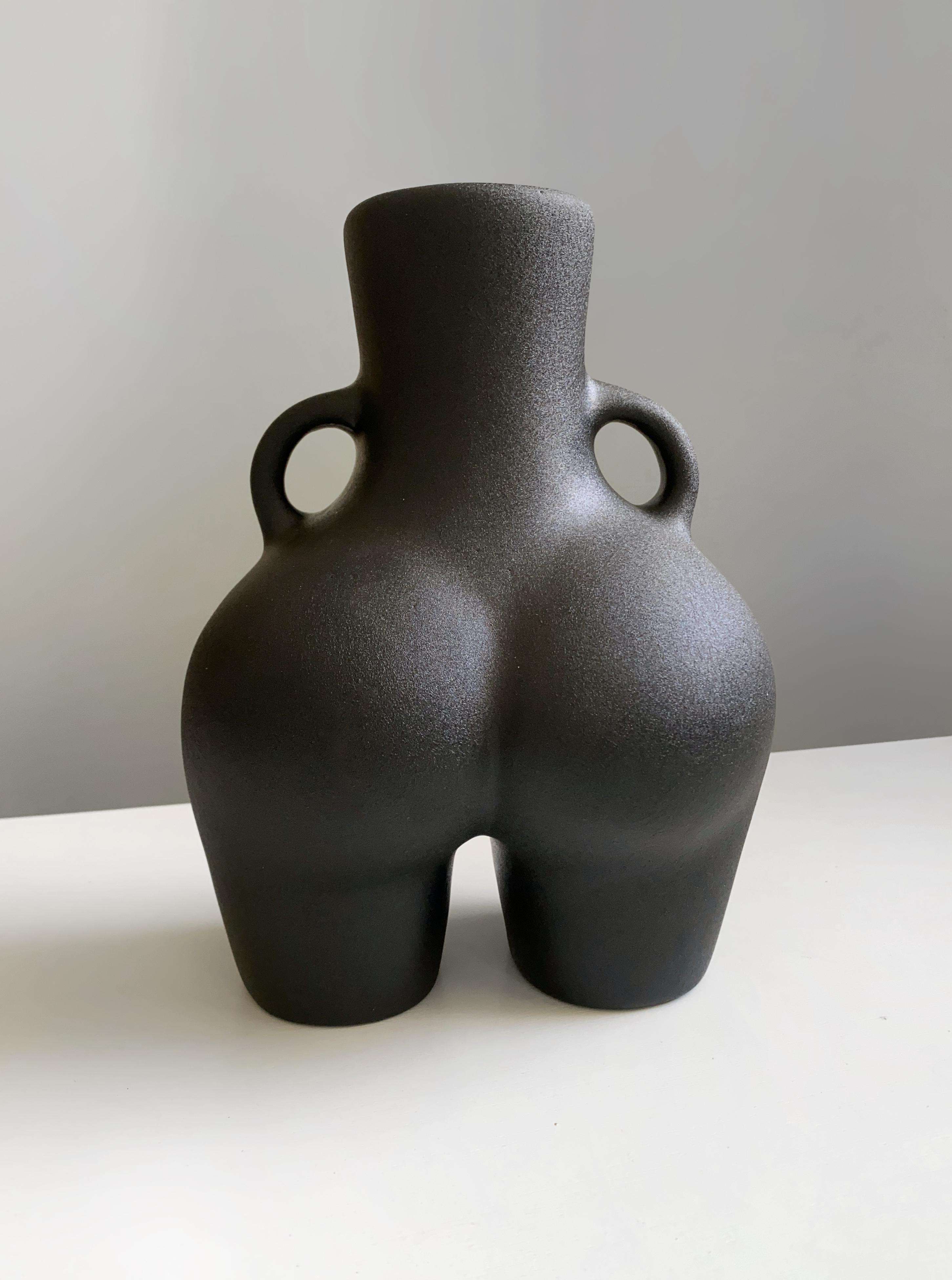 Ваза в форме женской попы Лола 25х18 см Черный - фото 2 Ваза в форме женской попы Лола 25х18 см Черный - фото 2