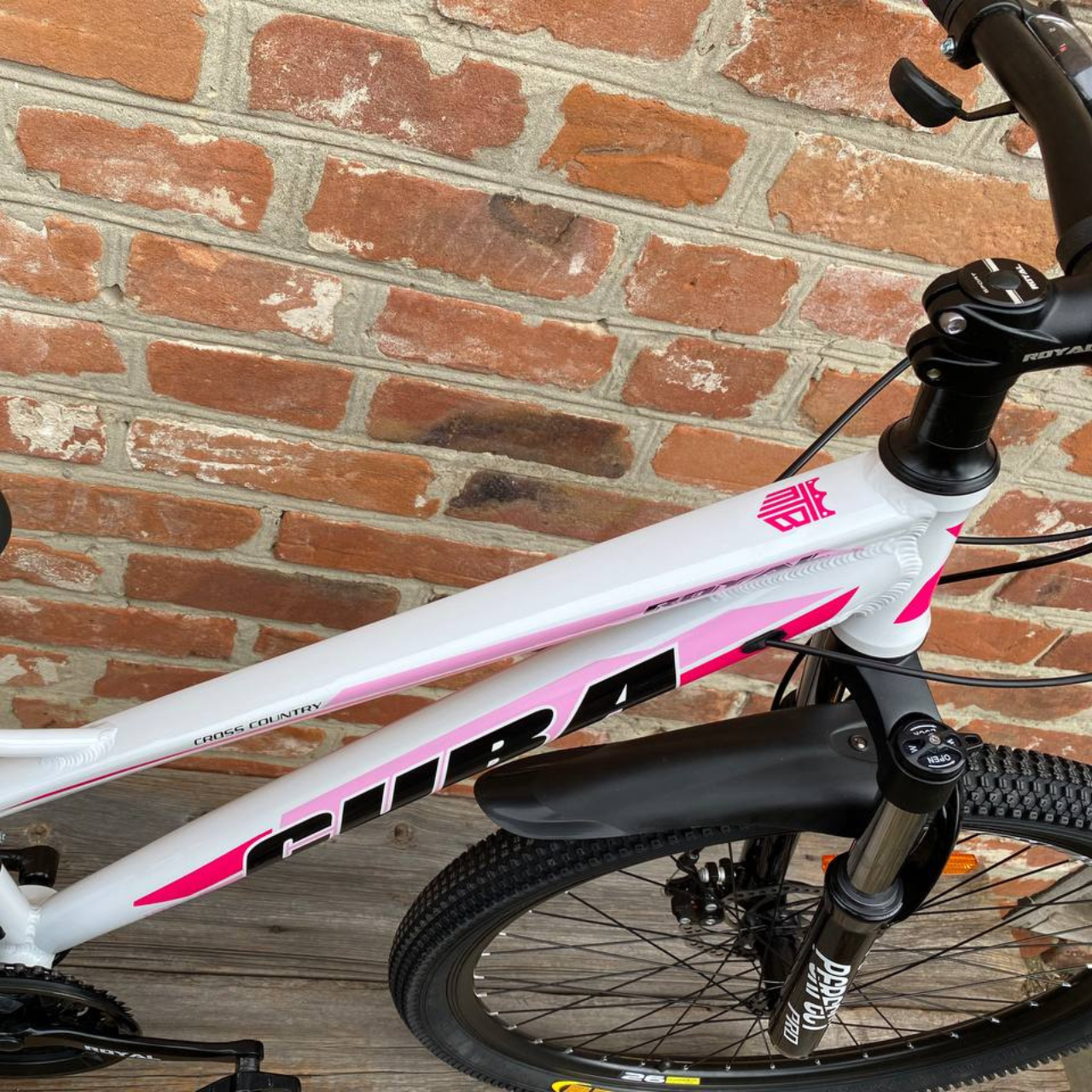 Велосипед AL Royal CUBA 26" 13" рама 2025 Бело-малиновый - фото 6 Велосипед AL Royal CUBA 26" 13" рама 2025 Бело-малиновый - фото 6