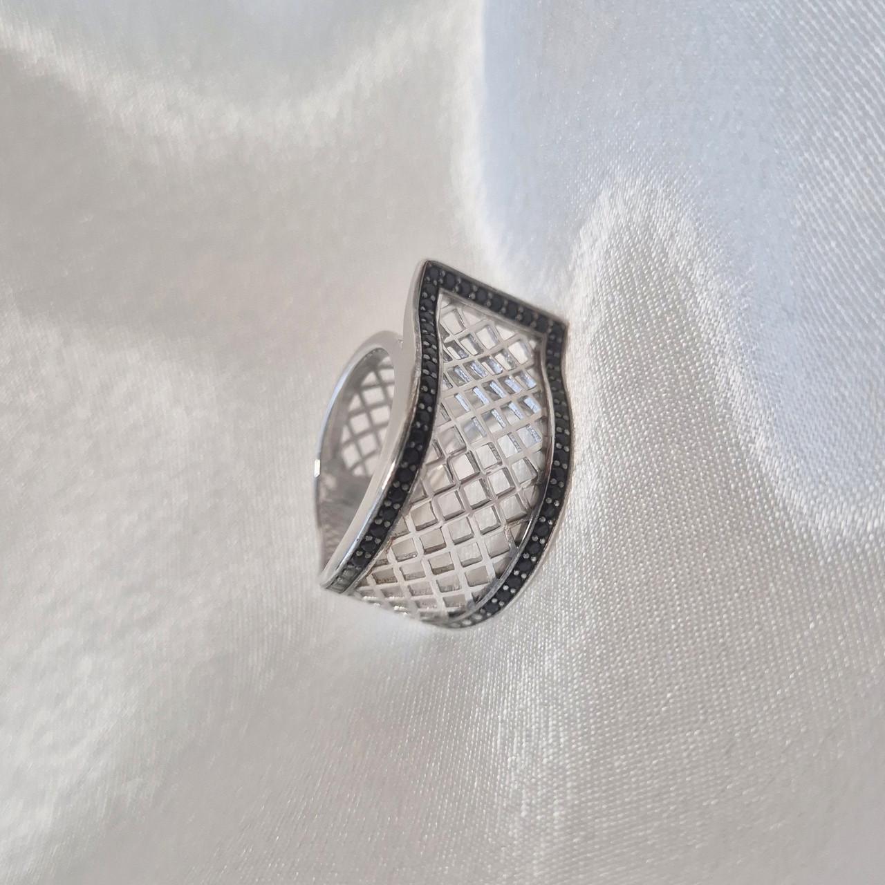 Каблучка широка сітка з чорними каменями срібло 925 проби родоване 7,31 г р. 17,5 (1418рк) - фото 6 Каблучка широка сітка з чорними каменями срібло 925 проби родоване 7,31 г р. 17,5 (1418рк) - фото 6