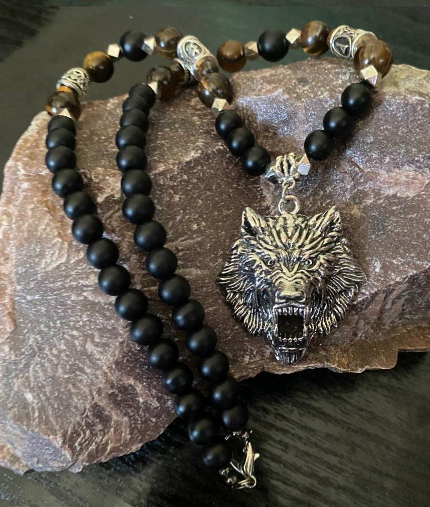 Колье LITAURS из натуральных камней оникс матовый тигровый глаз с металлическими вставками рунами и кулоном голова волка (24075) - фото 3 Колье LITAURS из натуральных камней оникс матовый тигровый глаз с металлическими вставками рунами и кулоном голова волка (24075) - фото 3