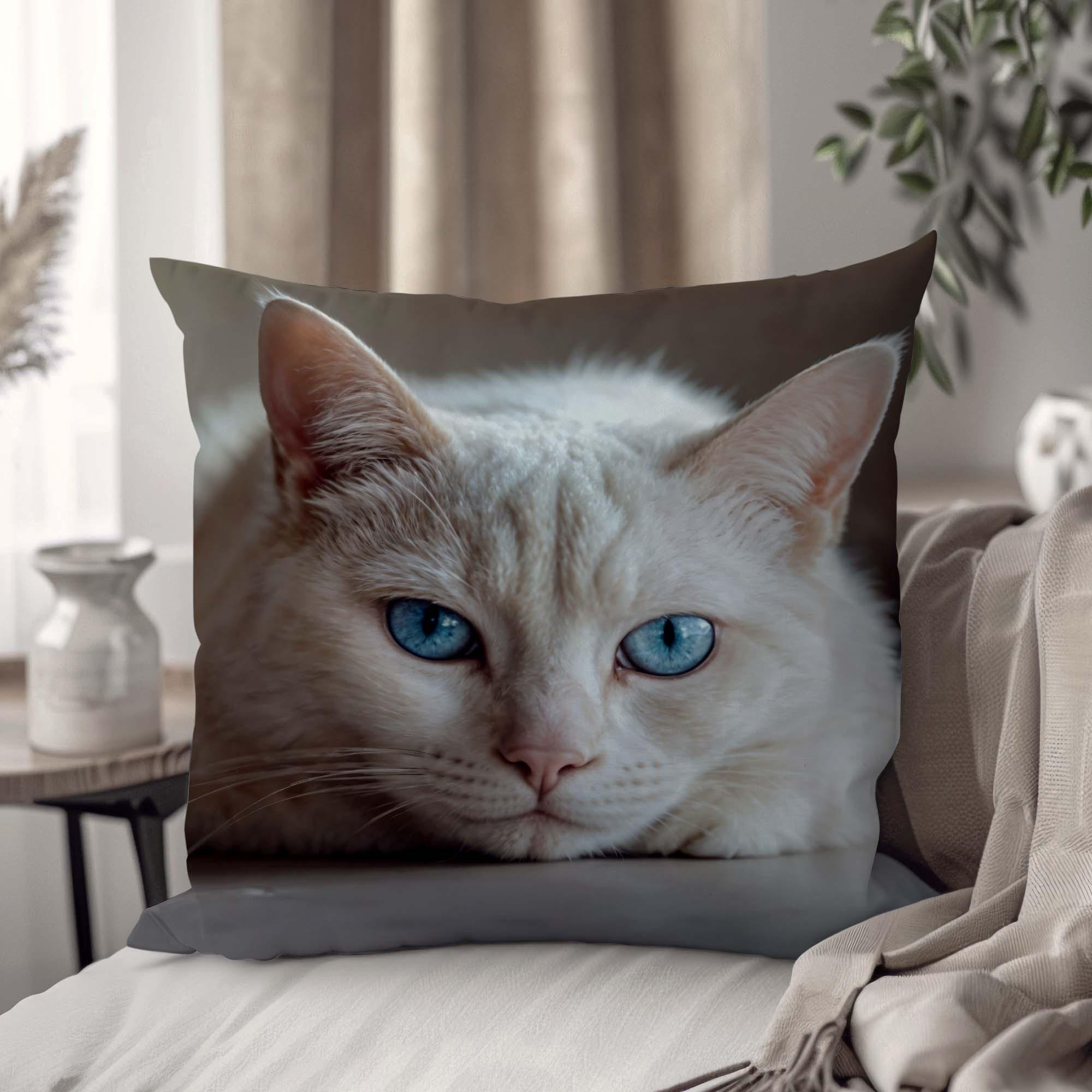 Подушка декоративная "Белый кот с голубыми глазами" 33х33 см (1308133UA)
