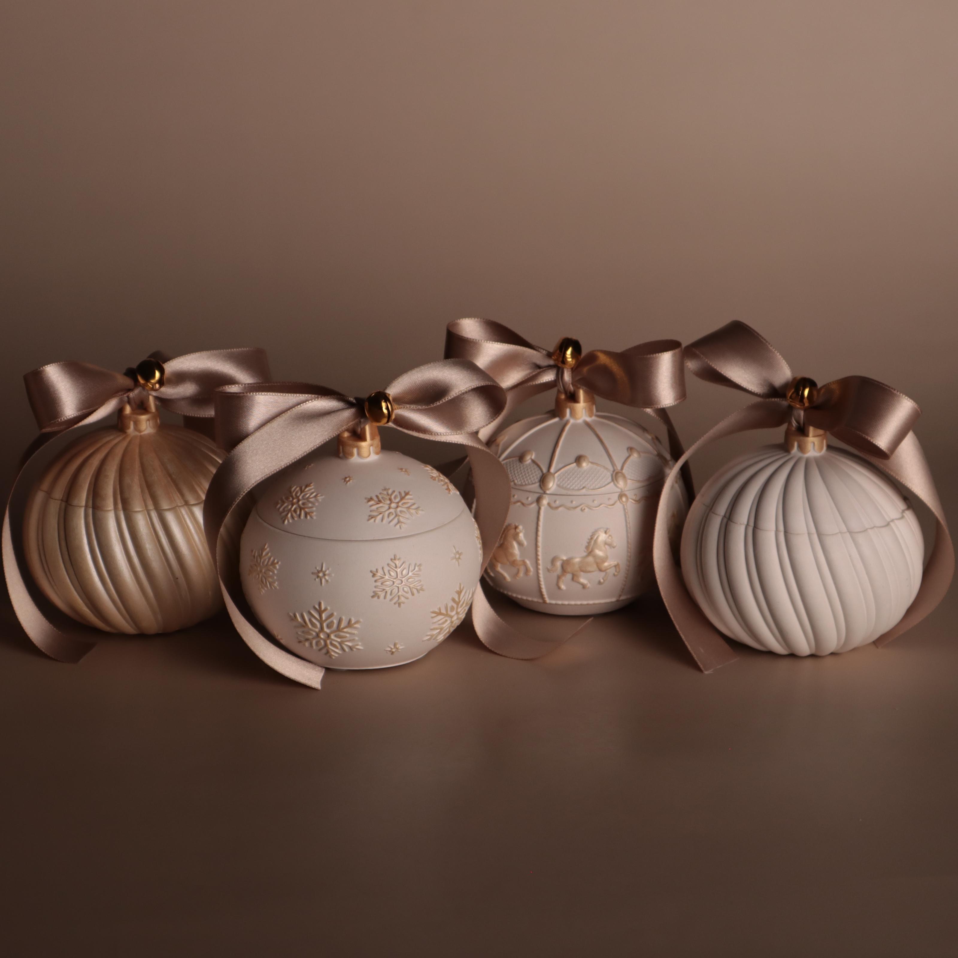 Подарунковий набір аромасвічок Wax Harmony Ваніль у гіпсовому кашпо Новорічні кулі (300471)