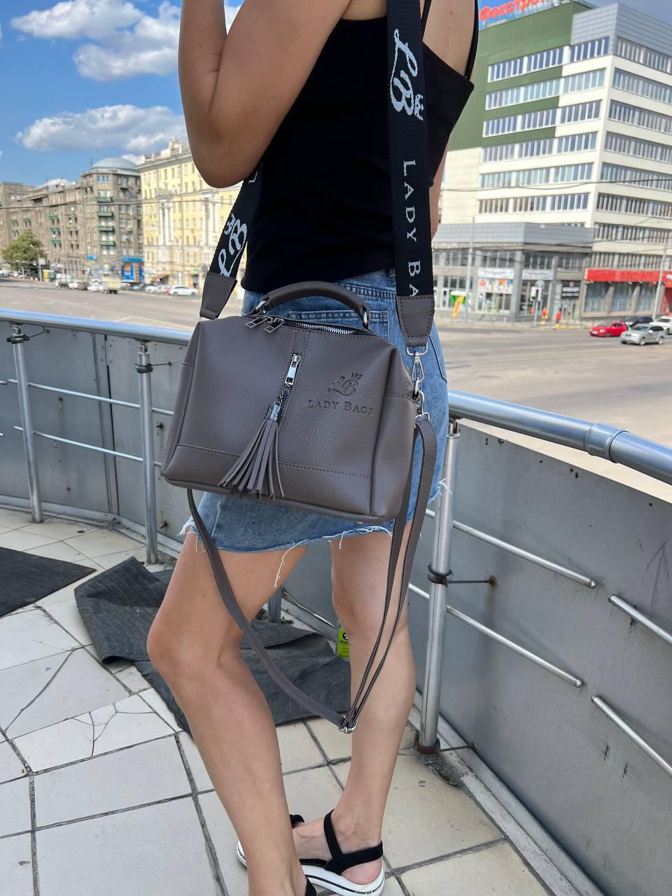 Сумка кросс боди через плечо из экокожи женская вместительная с широким ремнем Капучино - фото 8 Сумка кросс боди через плечо из экокожи женская вместительная с широким ремнем Капучино - фото 8