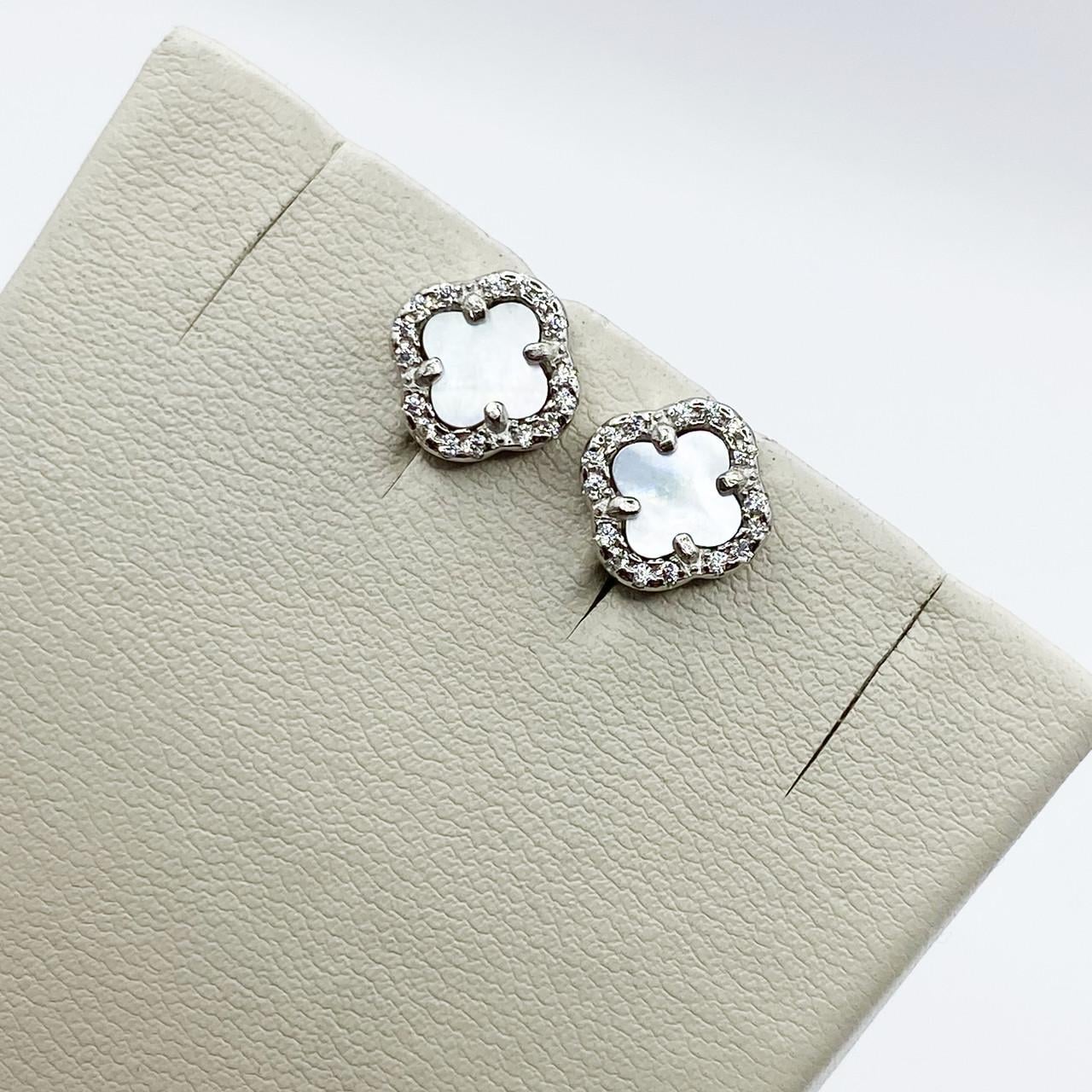 Сережки-пусети срібні Конюшина з перламутром та кубічним цирконієм 2,3 г (2018590066)