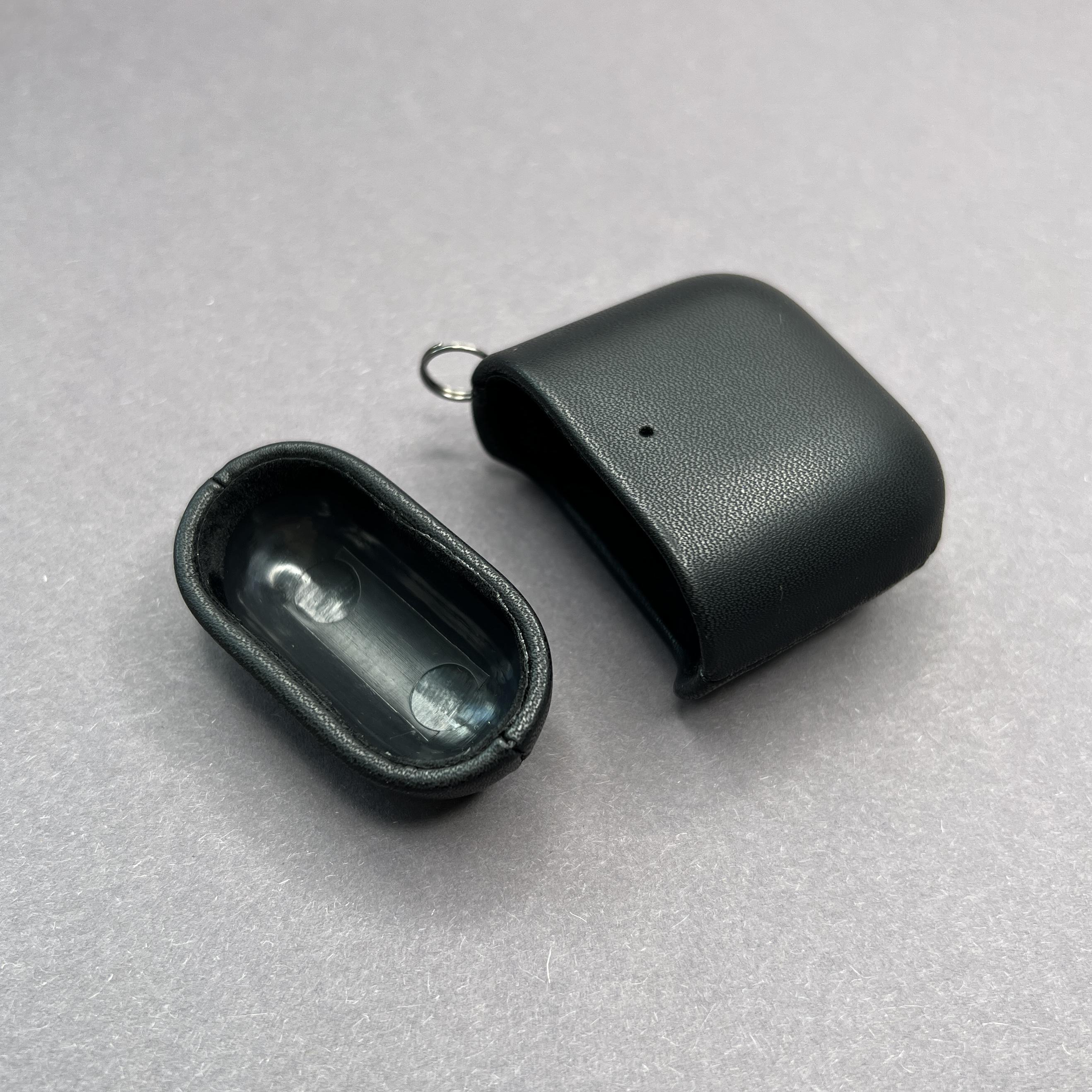 Чехол Leather Nappa для Apple Airpods 1 / 2 с карабином противоударный кожаный - фото 3