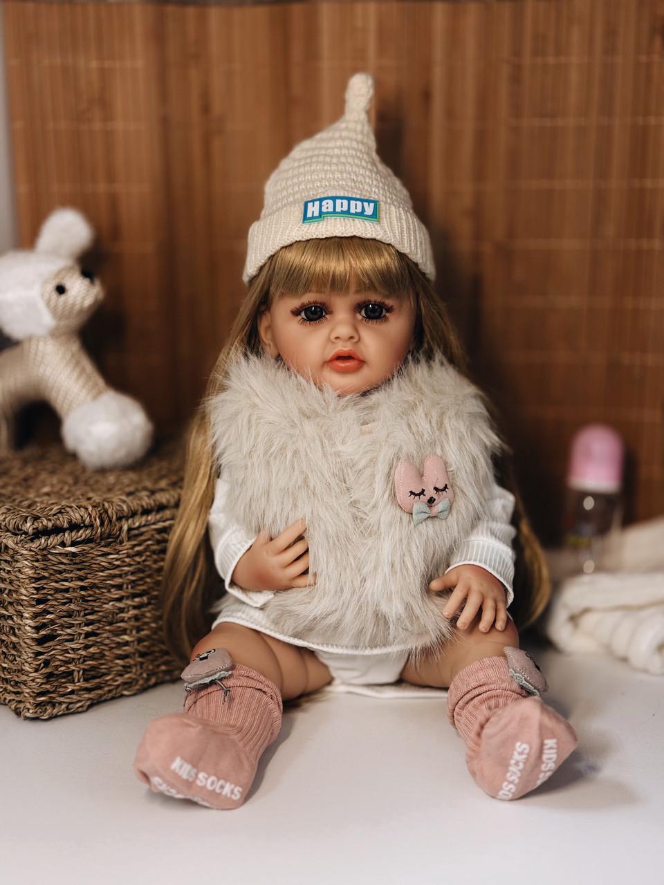 Кукла кукла реалистичная KEIUMI винил-силиконовая в шубке и вязаной шапке 55 см Белый