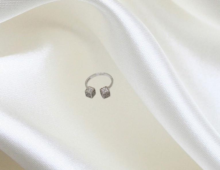 Кольцо серебряное с кубическим цирконием р. 14 1,62 г (1030278582) Кольцо серебряное с кубическим цирконием р. 14 1,62 г (1030278582)