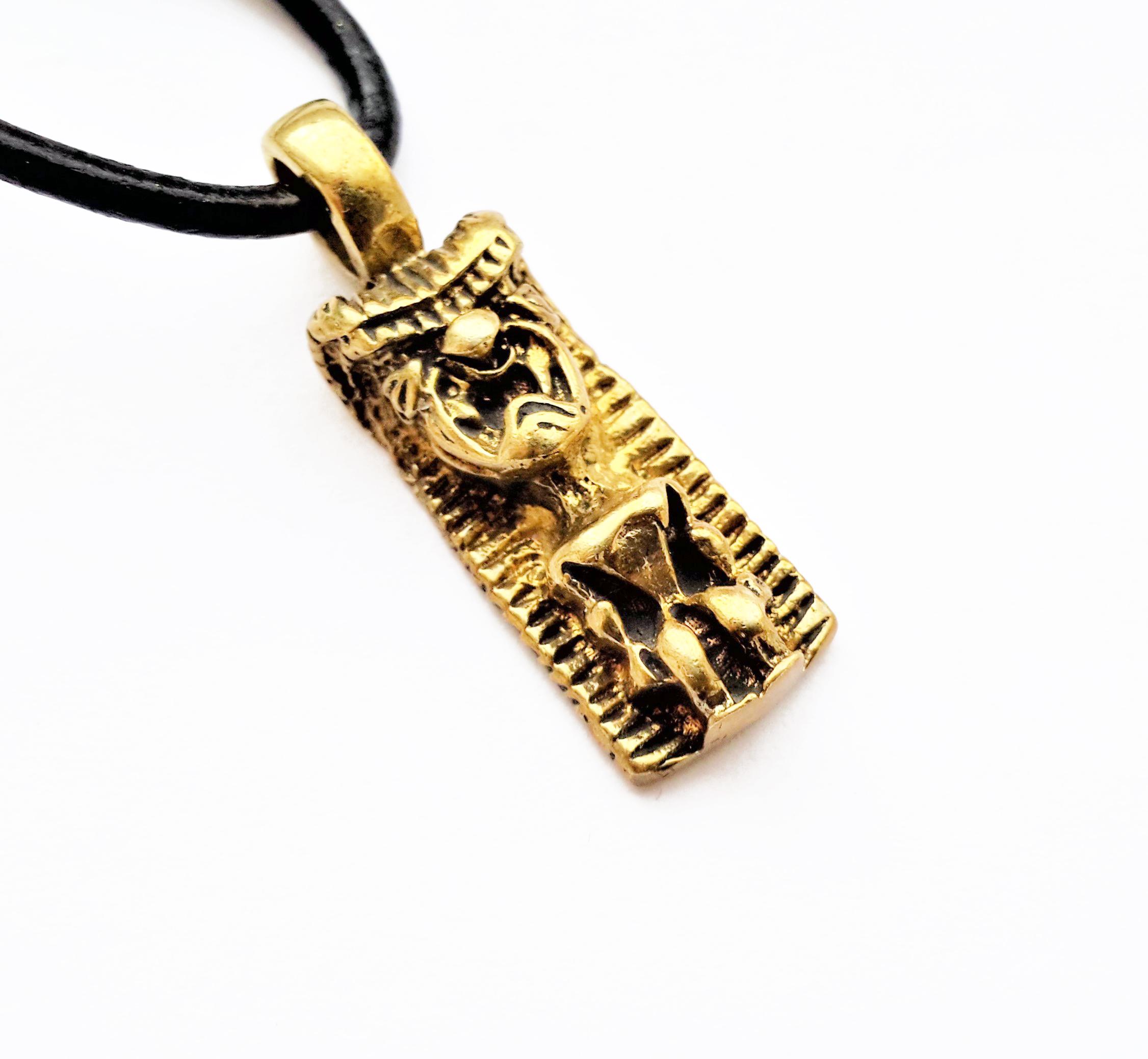 Амулет Изал с кожаным шнурком и бронзовой застежкой 10х27х5 мм Амулет Изал с кожаным шнурком и бронзовой застежкой 10х27х5 мм