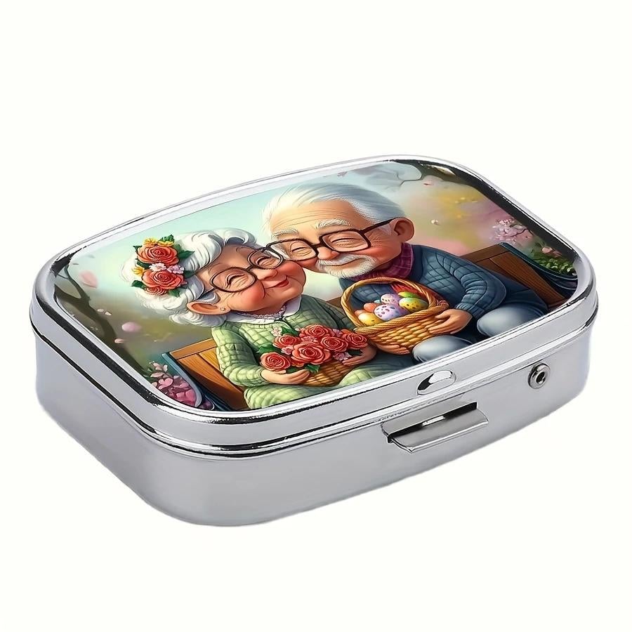 Таблетница Пожилая пара металлическая на два отделения 5,5х4х1,5 см Разноцветный (D-0104) - фото 8 Таблетница Пожилая пара металлическая на два отделения 5,5х4х1,5 см Разноцветный (D-0104) - фото 8