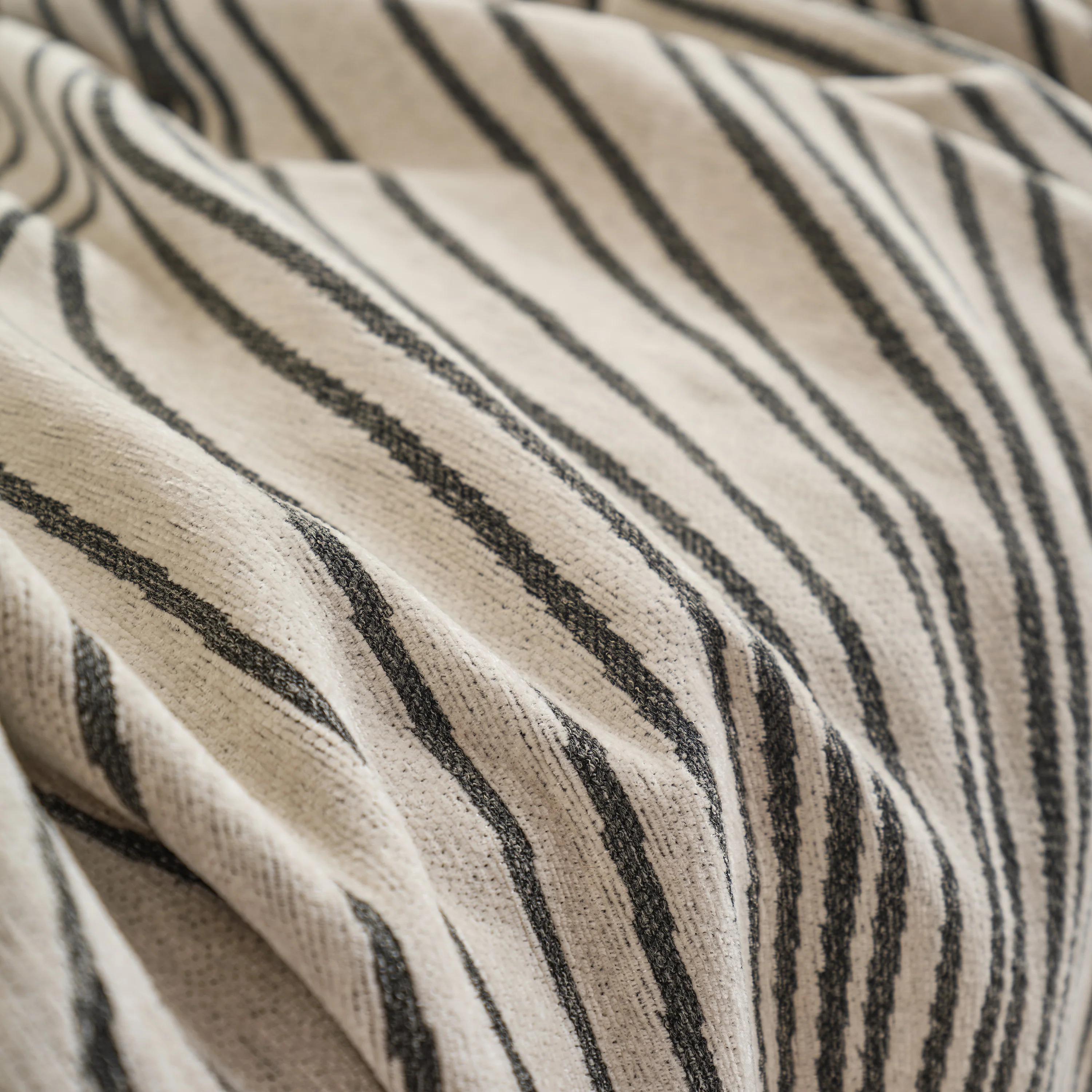 Плед покрывало на диван и кровать для мягкой мебели в серую полосу 180х230 см Бежевый - фото 2 Плед покрывало на диван и кровать для мягкой мебели в серую полосу 180х230 см Бежевый - фото 2