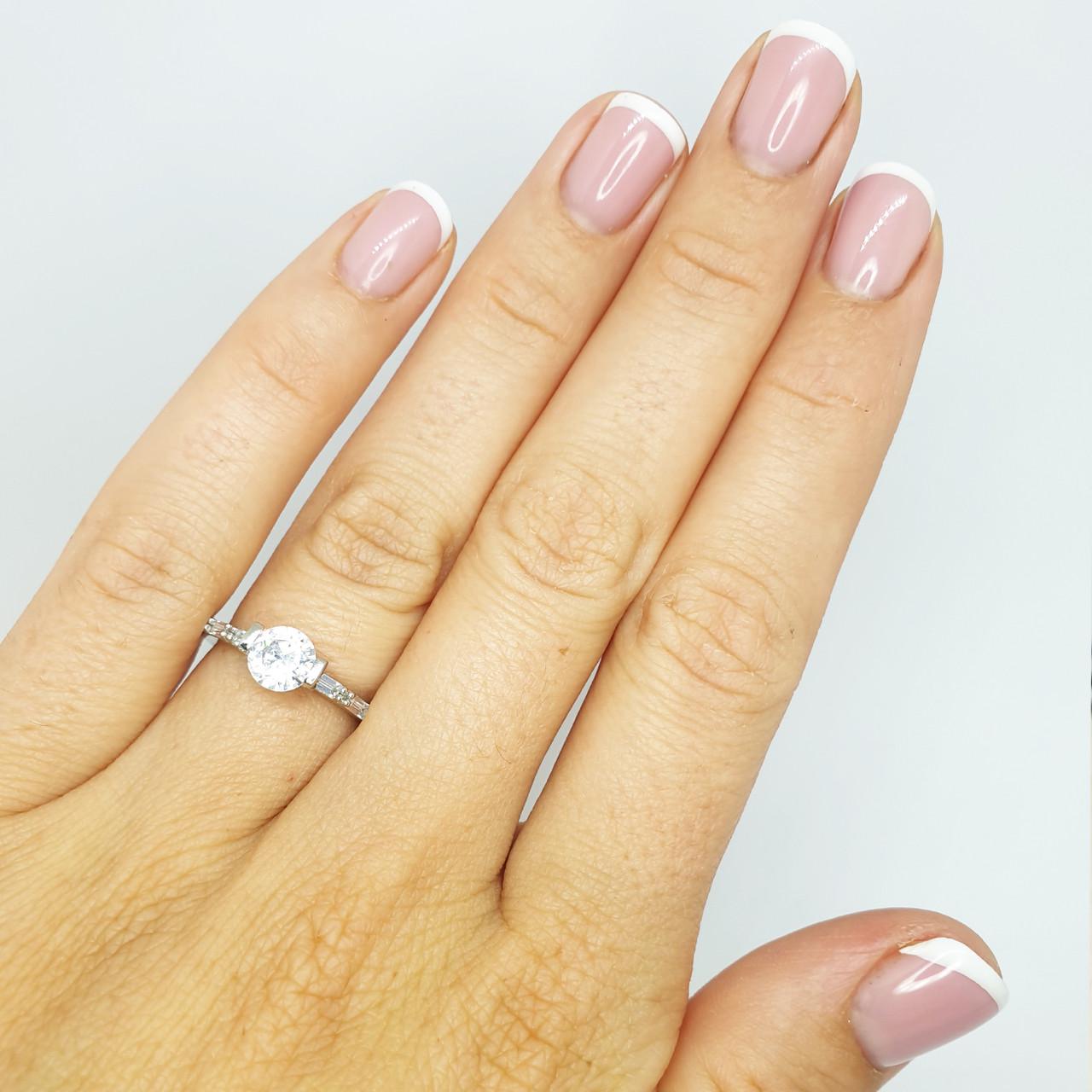 Кольцо серебряное с кубическим цирконием р. 18 2,02 г (1584760482)