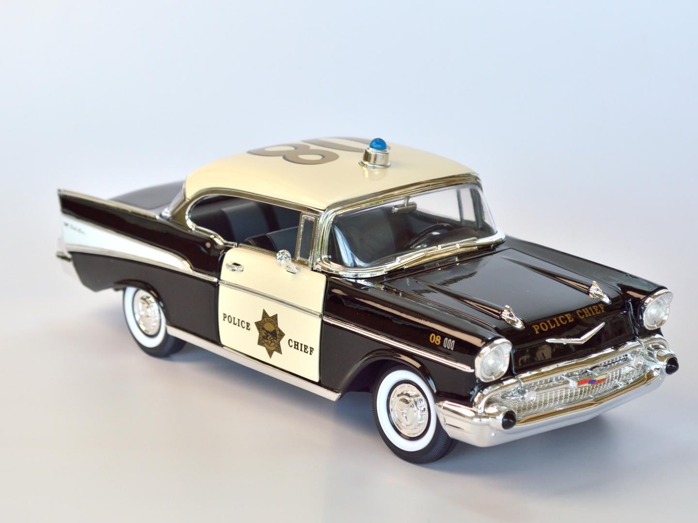 Модель автомобиля Road Legends 1957 г. Chevrolet Bel Air Police Chief 1:18 Черный (57)