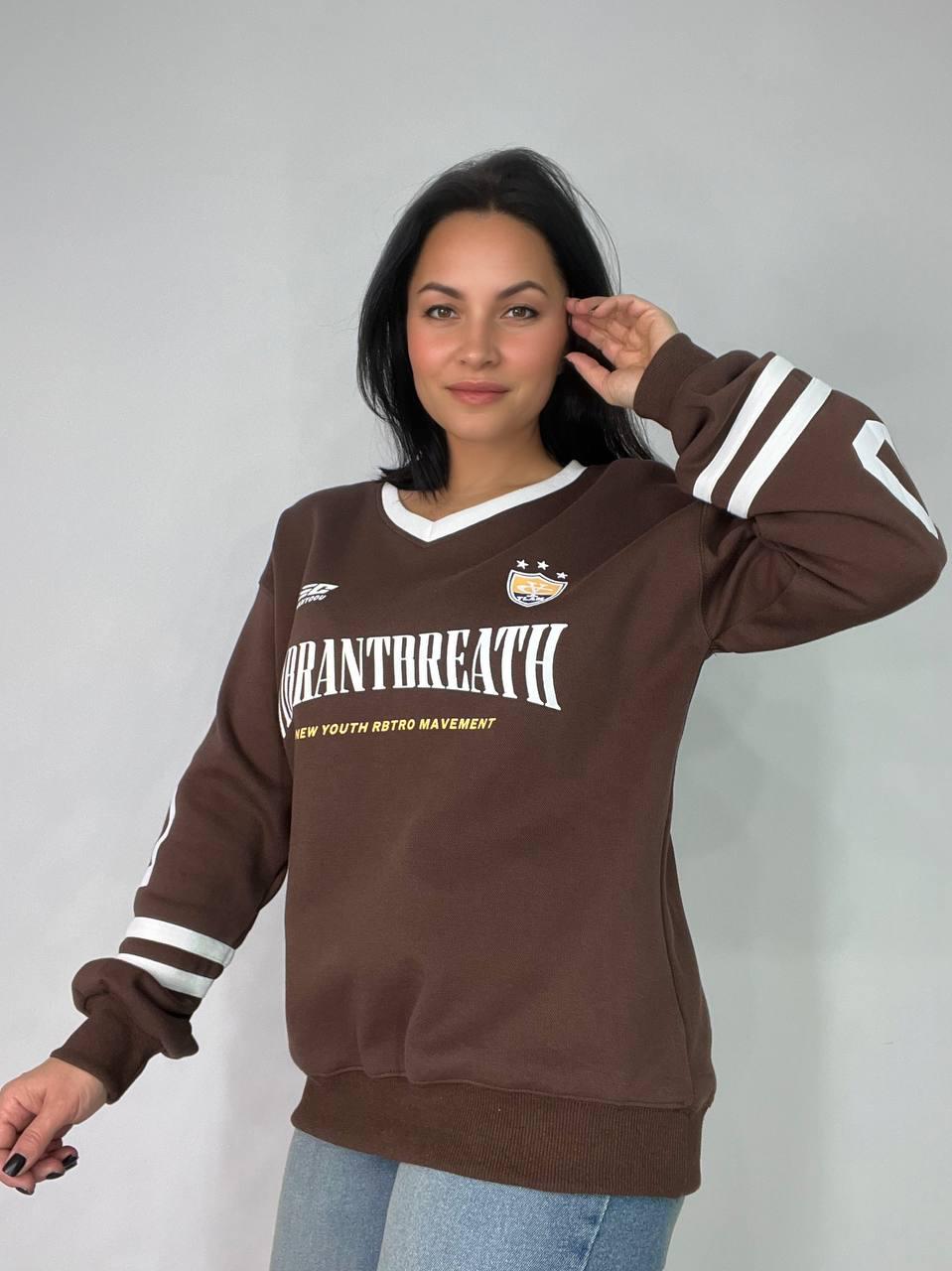 Свитшот женский A-N 25047 оверсайз вырез поло с надписью впереди OS Коричневый (3730) - фото 5 Свитшот женский A-N 25047 оверсайз вырез поло с надписью впереди OS Коричневый (3730) - фото 5