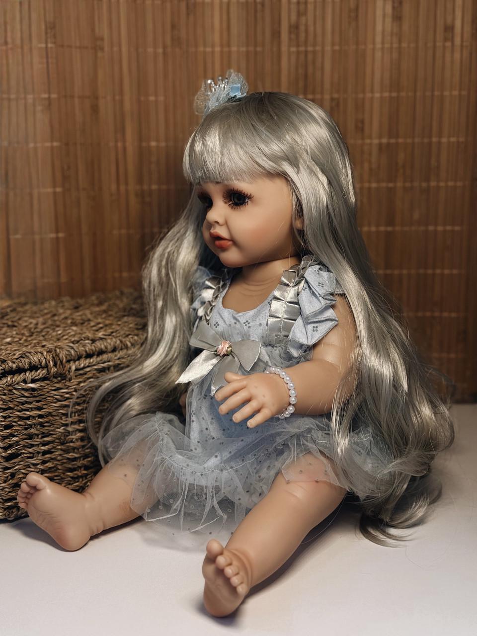 Кукла кукла реалистичная KEIUMI винил-силиконовая в платьице с короной 55 см Серо-голубой - фото 5 Кукла кукла реалистичная KEIUMI винил-силиконовая в платьице с короной 55 см Серо-голубой - фото 5