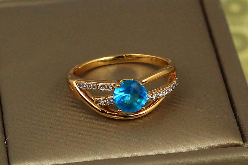 Кольцо Xuping Jewelry Волны с голубым камнем р. 19 Золотистый