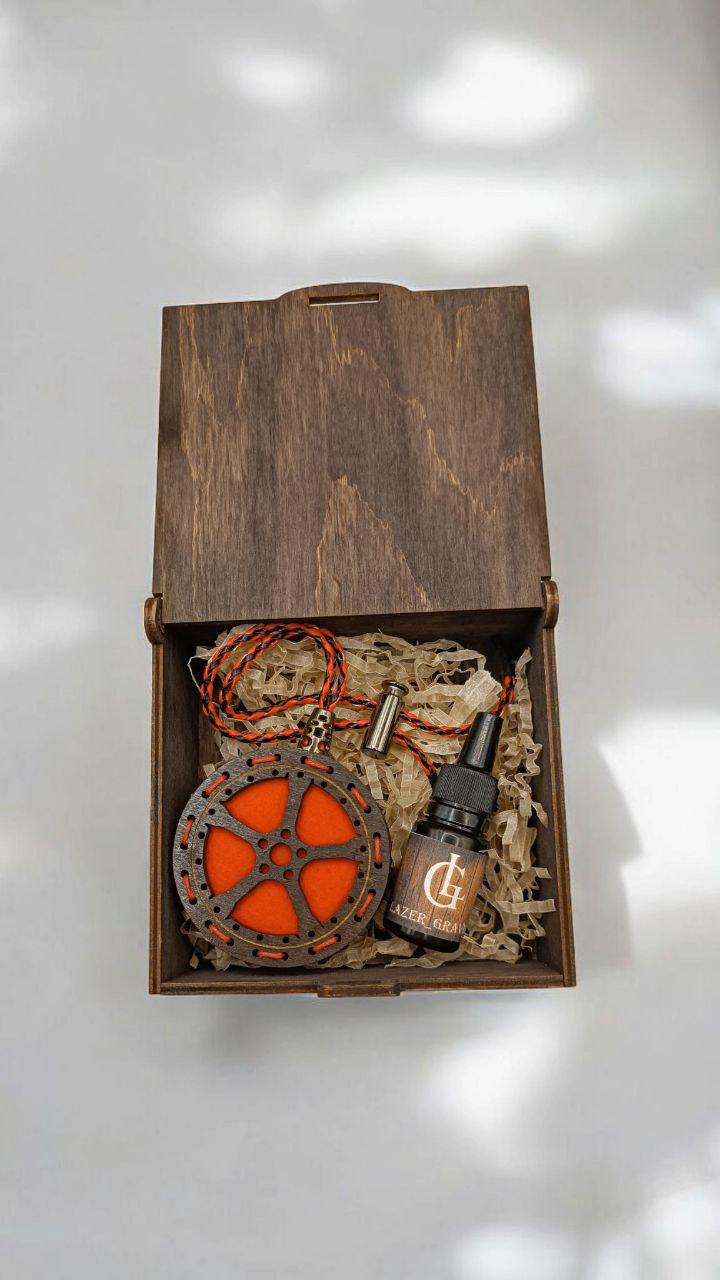 Ароматизатор для авто многоразовый в виде колеса из дерева/войлока и аромапарфюм 10 мл в подарочной коробке (106) - фото 6