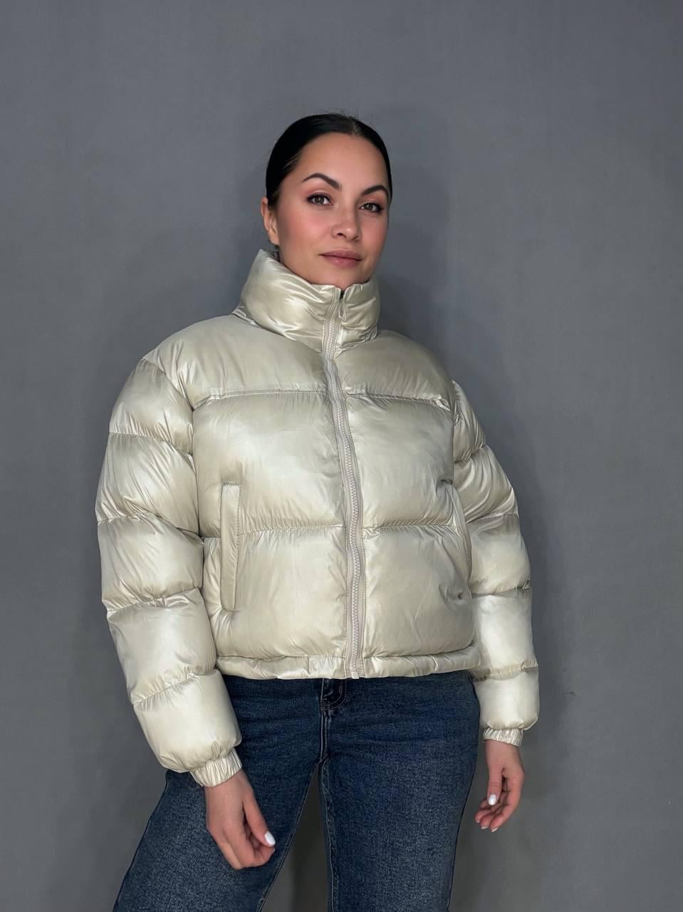 Куртка женская Lady Yep 10015 короткая глянцевая пуффер р. 42 Перламутровый/Бежевый (6230) Куртка женская Lady Yep 10015 короткая глянцевая пуффер р. 42 Перламутровый/Бежевый (6230)