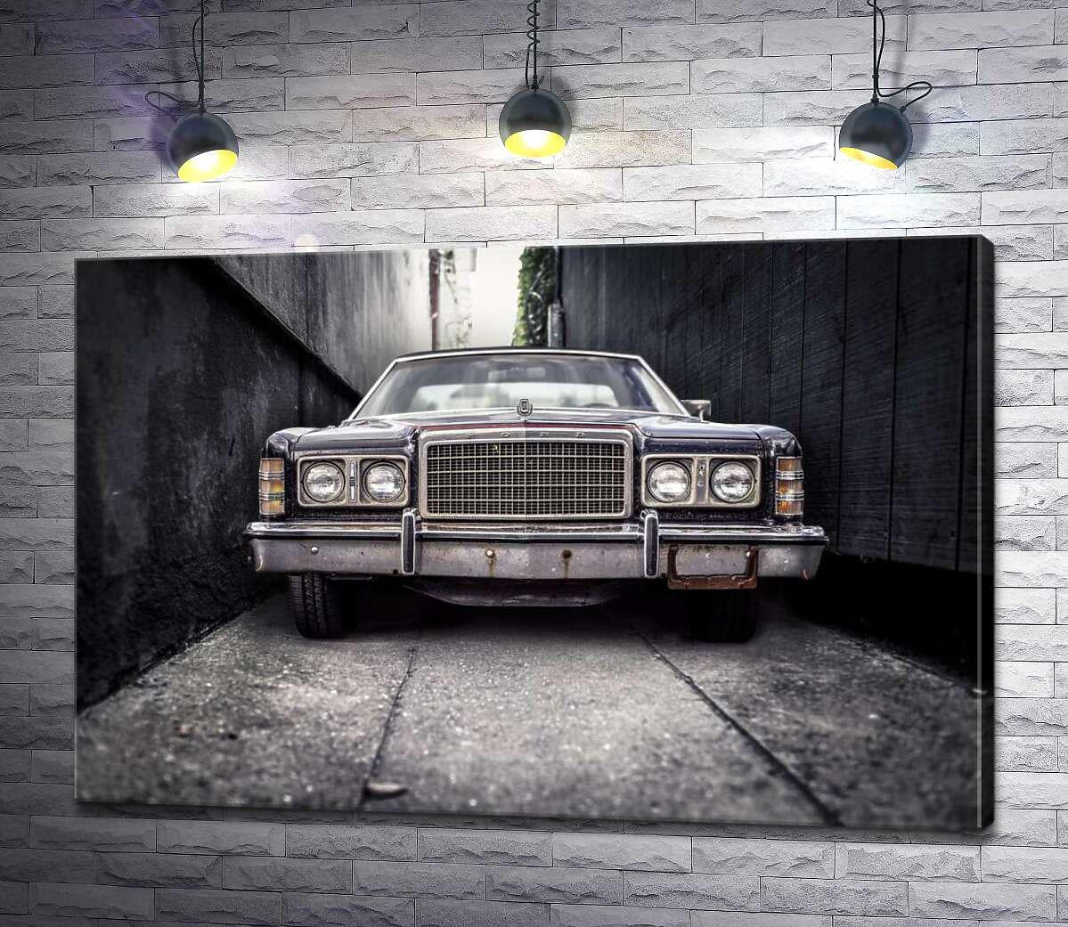 Картина ArtPoster Старый автомобиль Ford LTD стоит в узком переулке 100x67 см Модуль №1 (003268)
