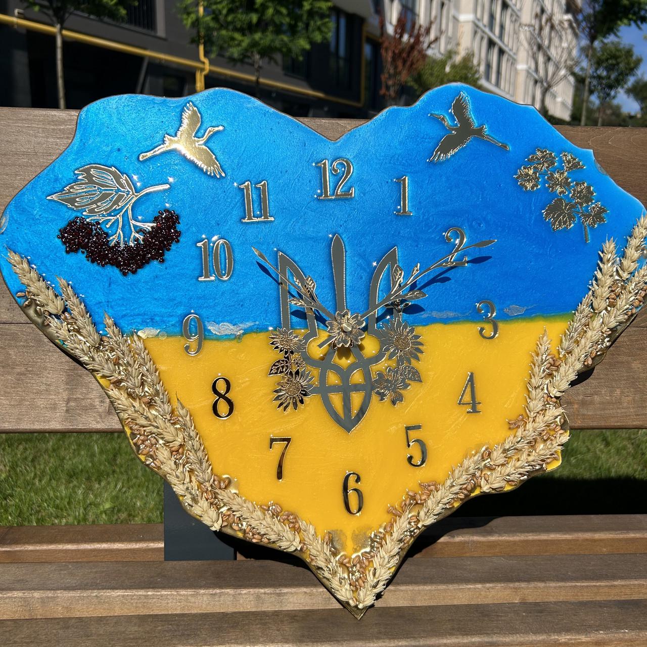 Часы настенные из эпоксидной смолы Сердце Украины 70х56 см