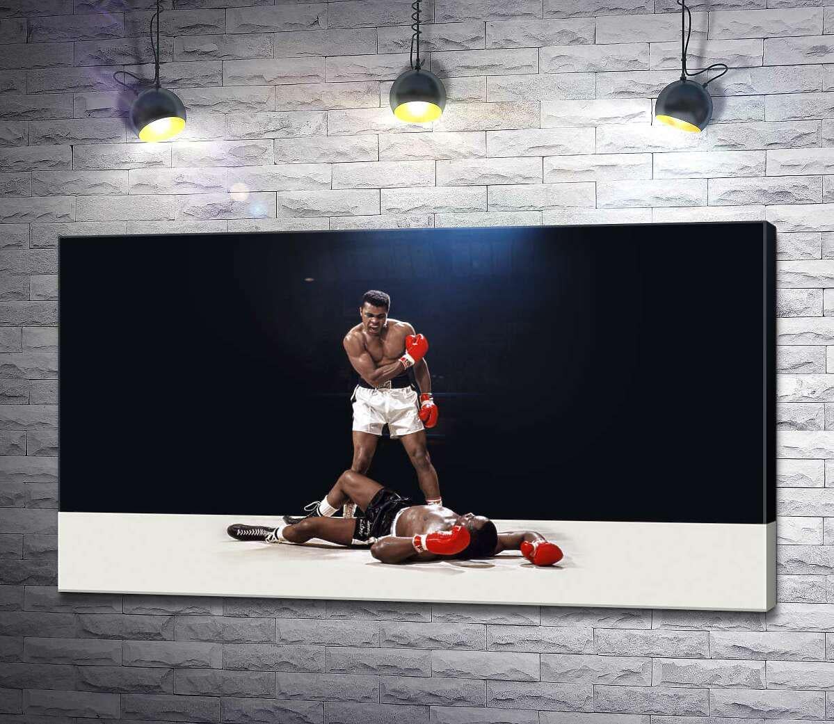 Картина ArtPoster Победитель боксер Мухаммед Али (Muhammad Ali) стоит над побежденным Сонни Листоном (Sonny Liston) 130x73 см Модуль №1 (001378)