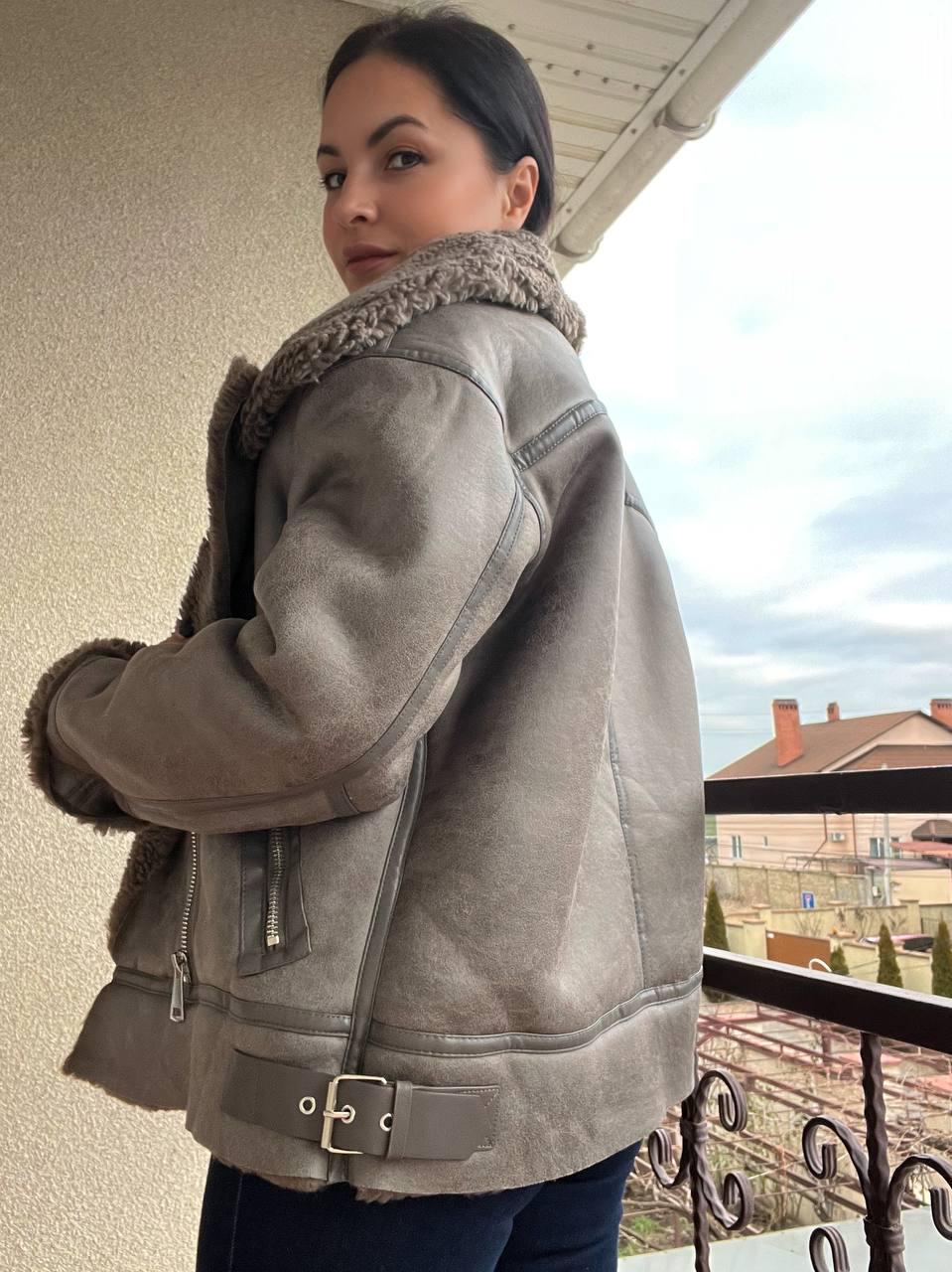 Дублянка жіноча Aftf Basic 243 середньої довжини з екозамші на блискавці з хутром L Капучино (3292) - фото 4 Дублянка жіноча Aftf Basic 243 середньої довжини з екозамші на блискавці з хутром L Капучино (3292) - фото 4