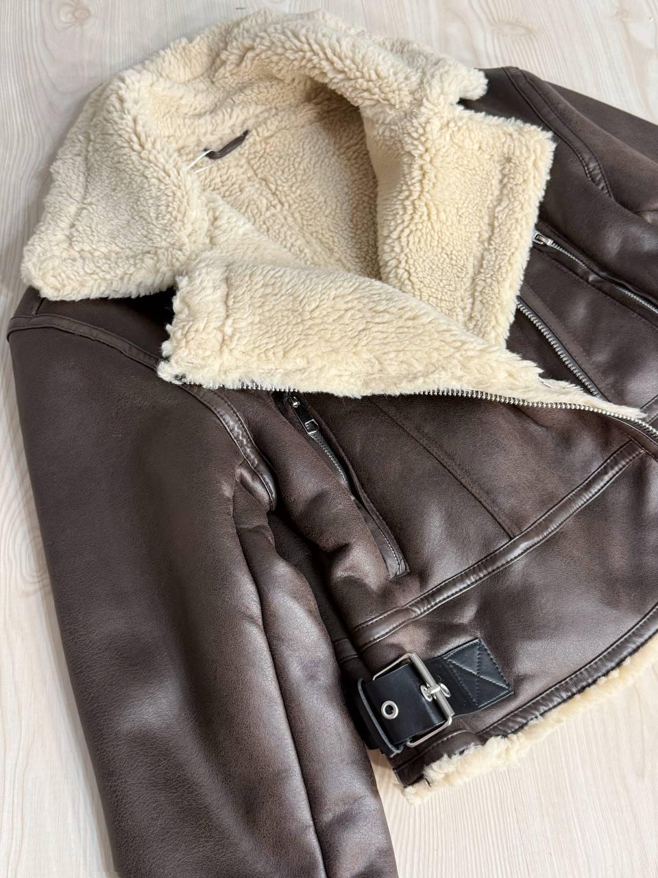 Дублянка женская Aftf Basic 2418 короткая косуха с бежевым мехом S Коричневый (4923) - фото 4 Дублянка женская Aftf Basic 2418 короткая косуха с бежевым мехом S Коричневый (4923) - фото 4