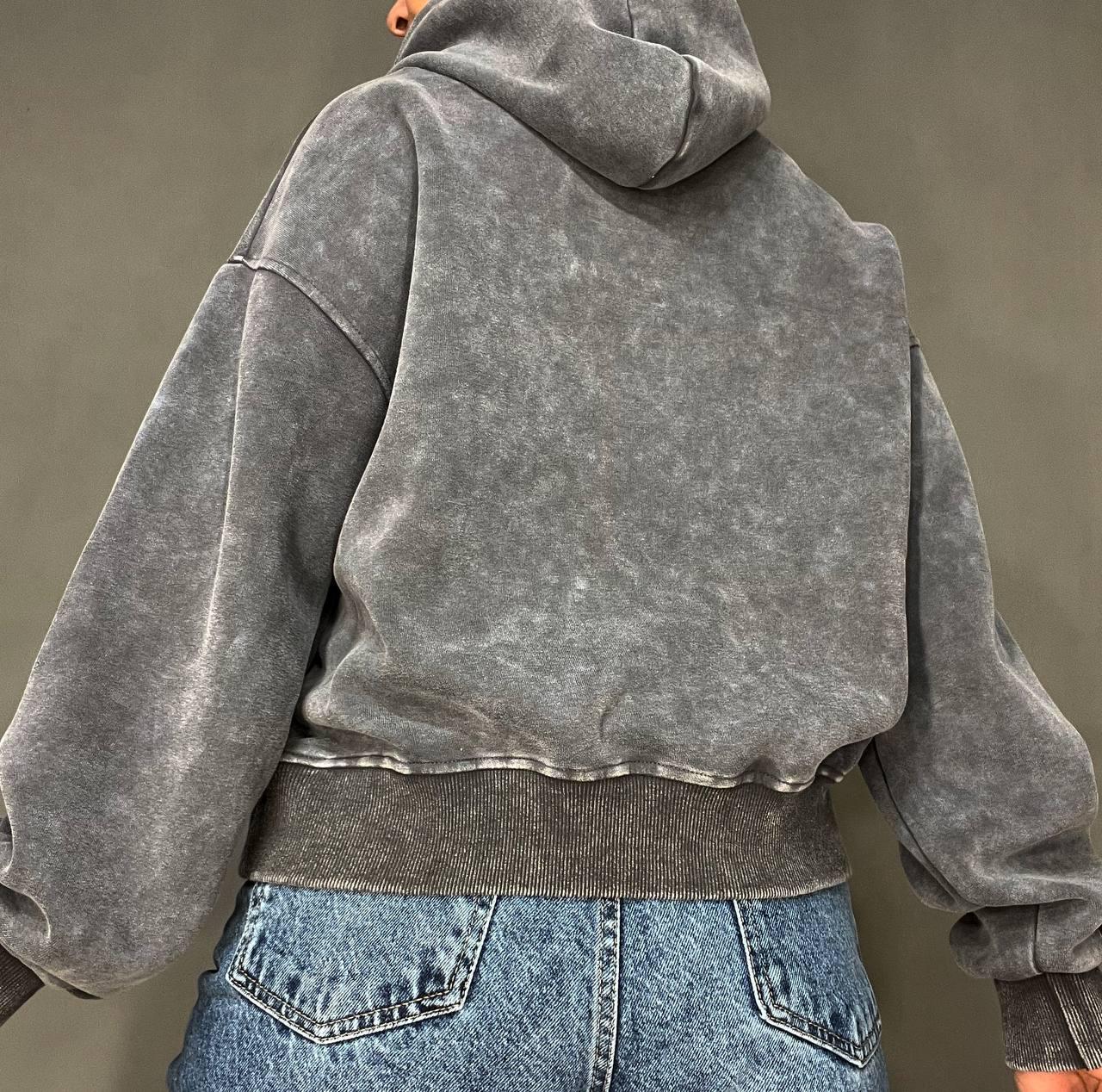 Худи женское JOY ONE 25513 вареное тай-дай вышивка впереди с капюшоном средняя длина OS Серый (3315) - фото 6 Худи женское JOY ONE 25513 вареное тай-дай вышивка впереди с капюшоном средняя длина OS Серый (3315) - фото 6