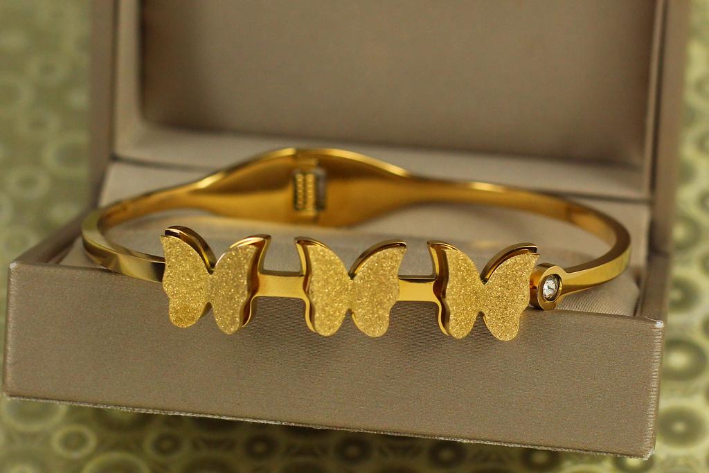 Браслет бенгл Xuping Jewelry жесткий Triple Butterfly 60 мм на руку от 17 до 19 см Лимонный