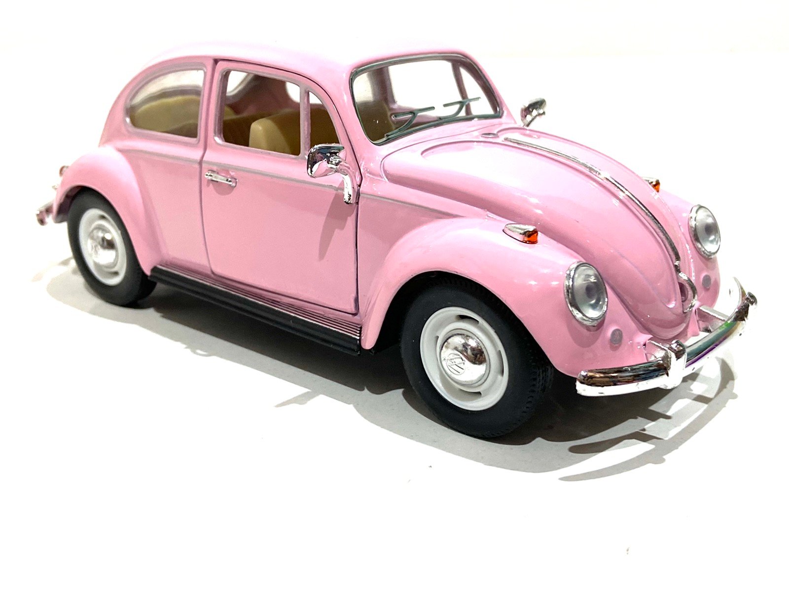 Машинка металлическая Kinsmart Volkswagen Beetle 1:28 Розовый (KT 7002WY)